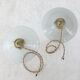 Paire de suspensions en opaline blanche