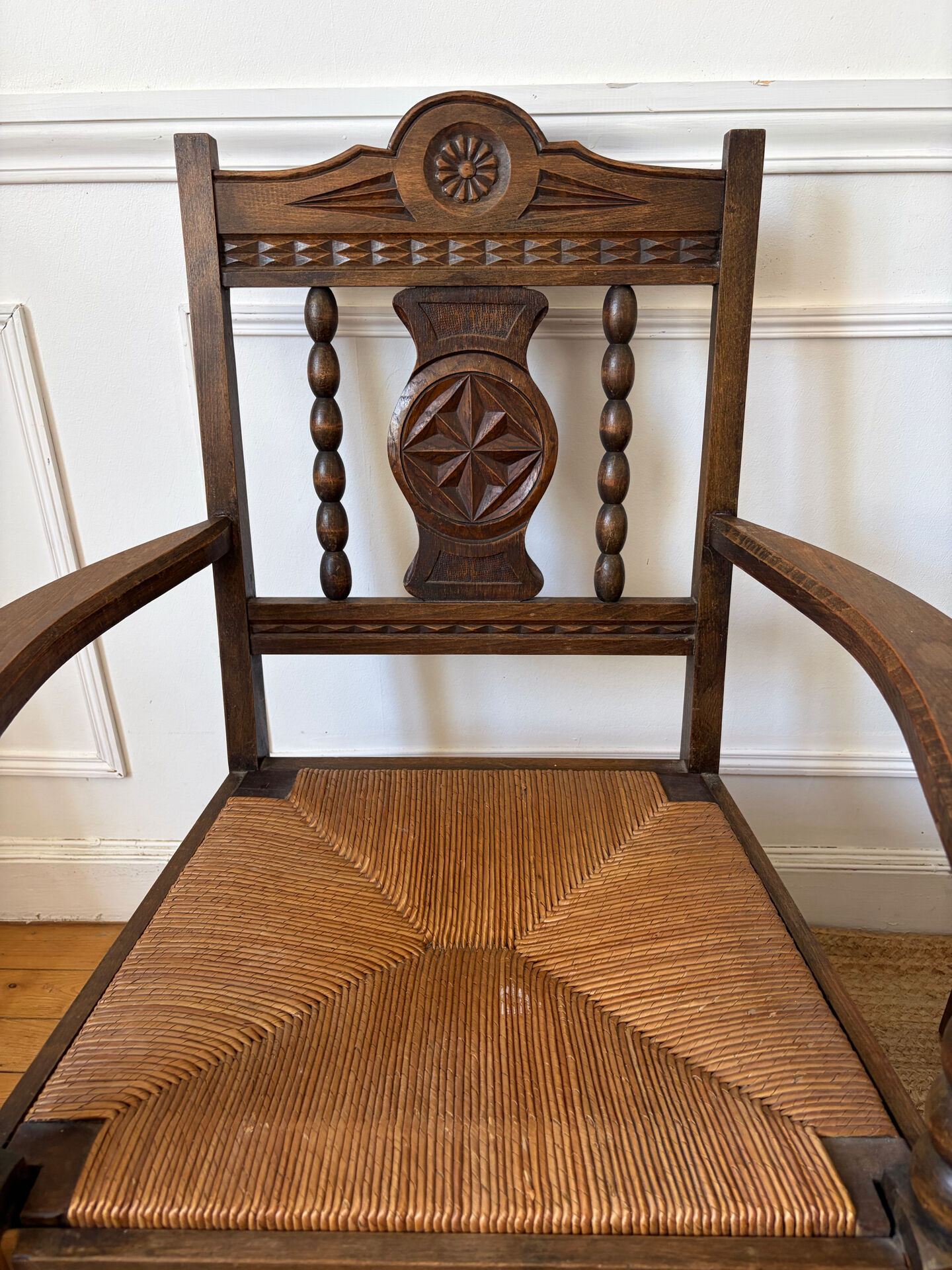 Paire de fauteuils rustiques bois et paille 