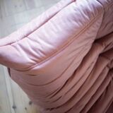 Canapé Togo 2 places en velours rose perle attribué à Michel Ducaroy pour Ligne Roset