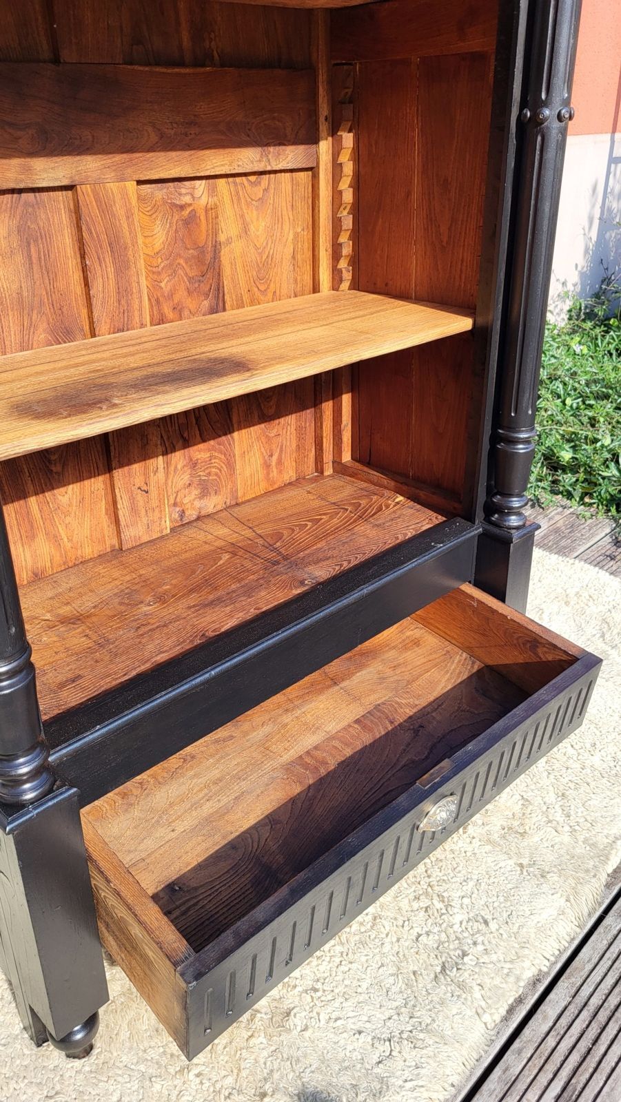 Monumental library with black two-tone oak.