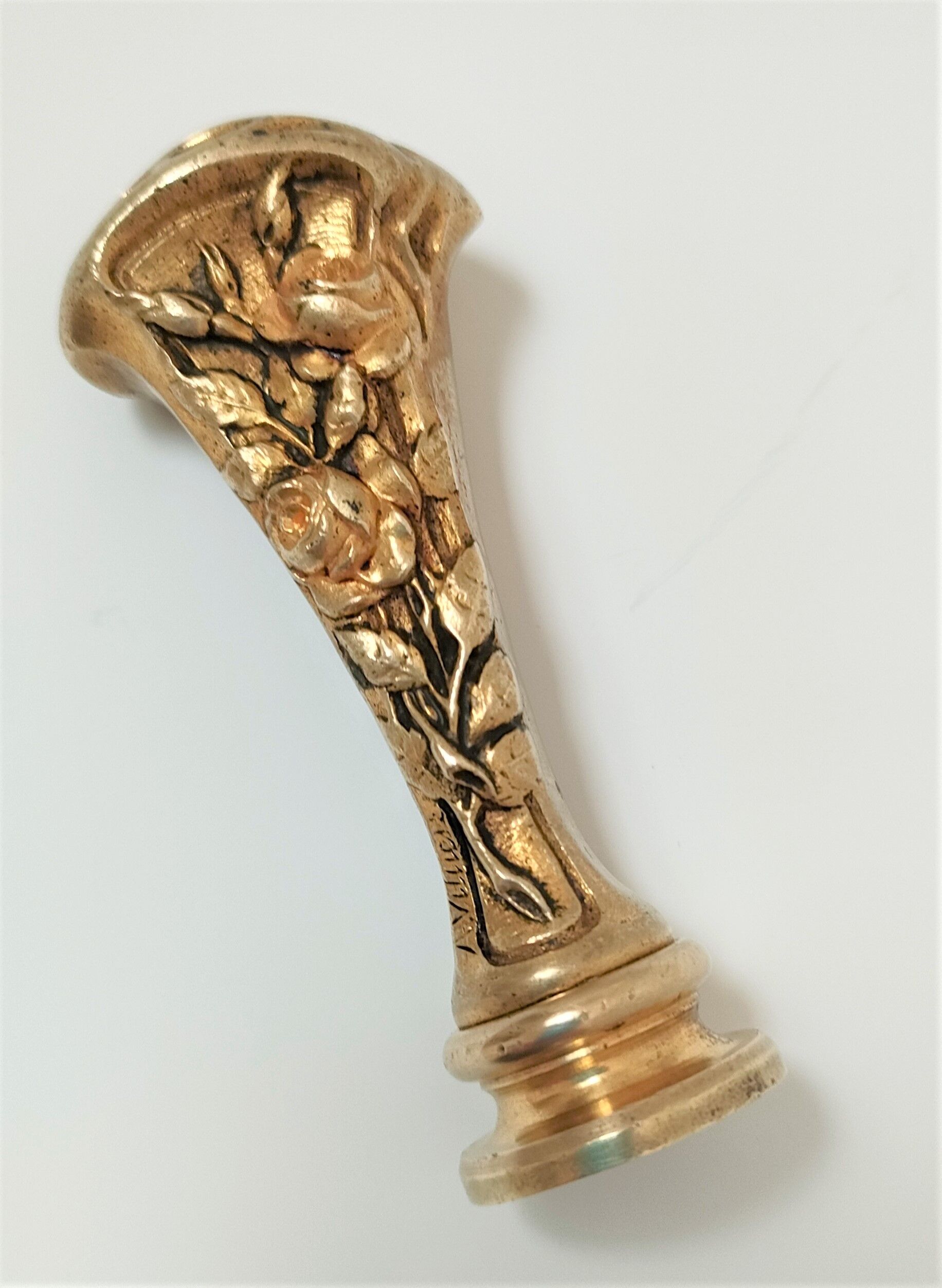 Seal stamp in gilded bronze art nouveau decorated with roses signed