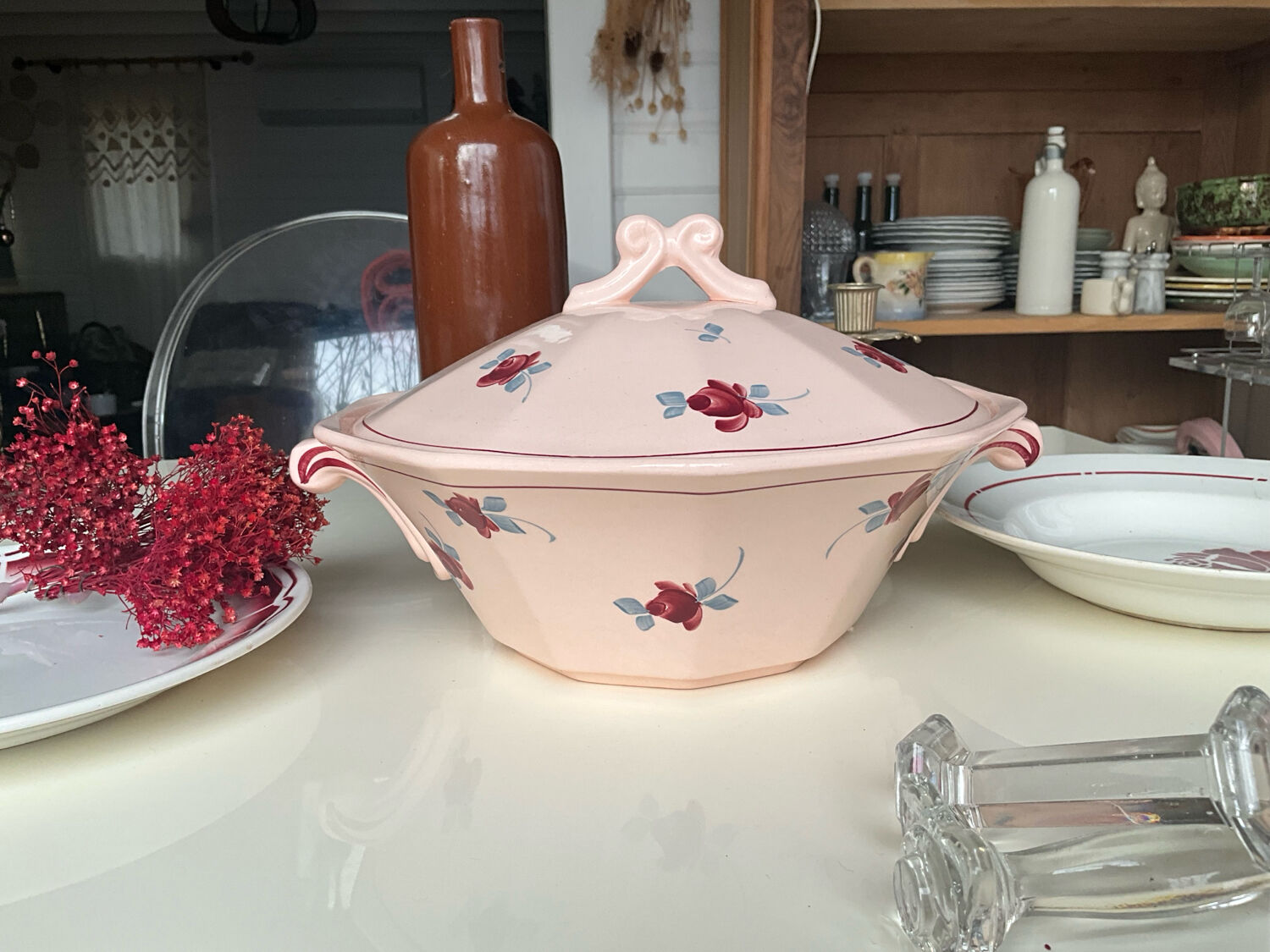 Saint Amand soup tureen, Pompadour model