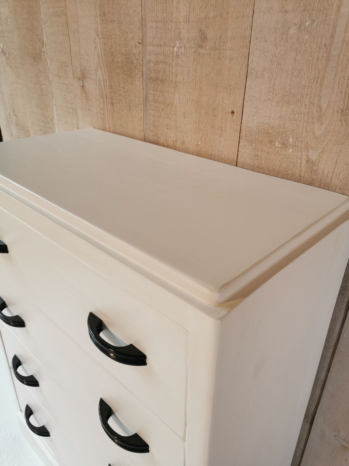 White chest of drawers