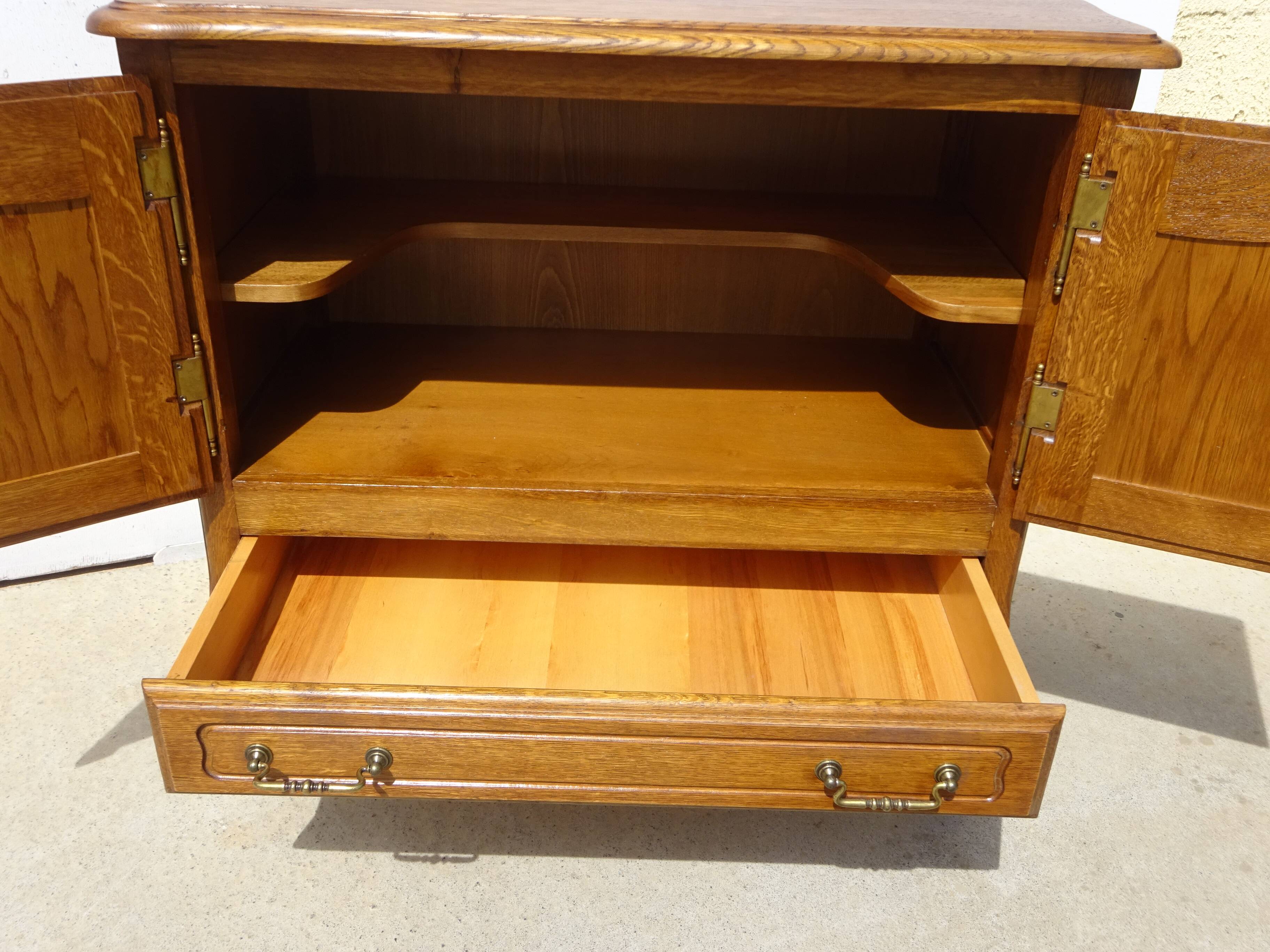 Oak TV unit with a rotating top