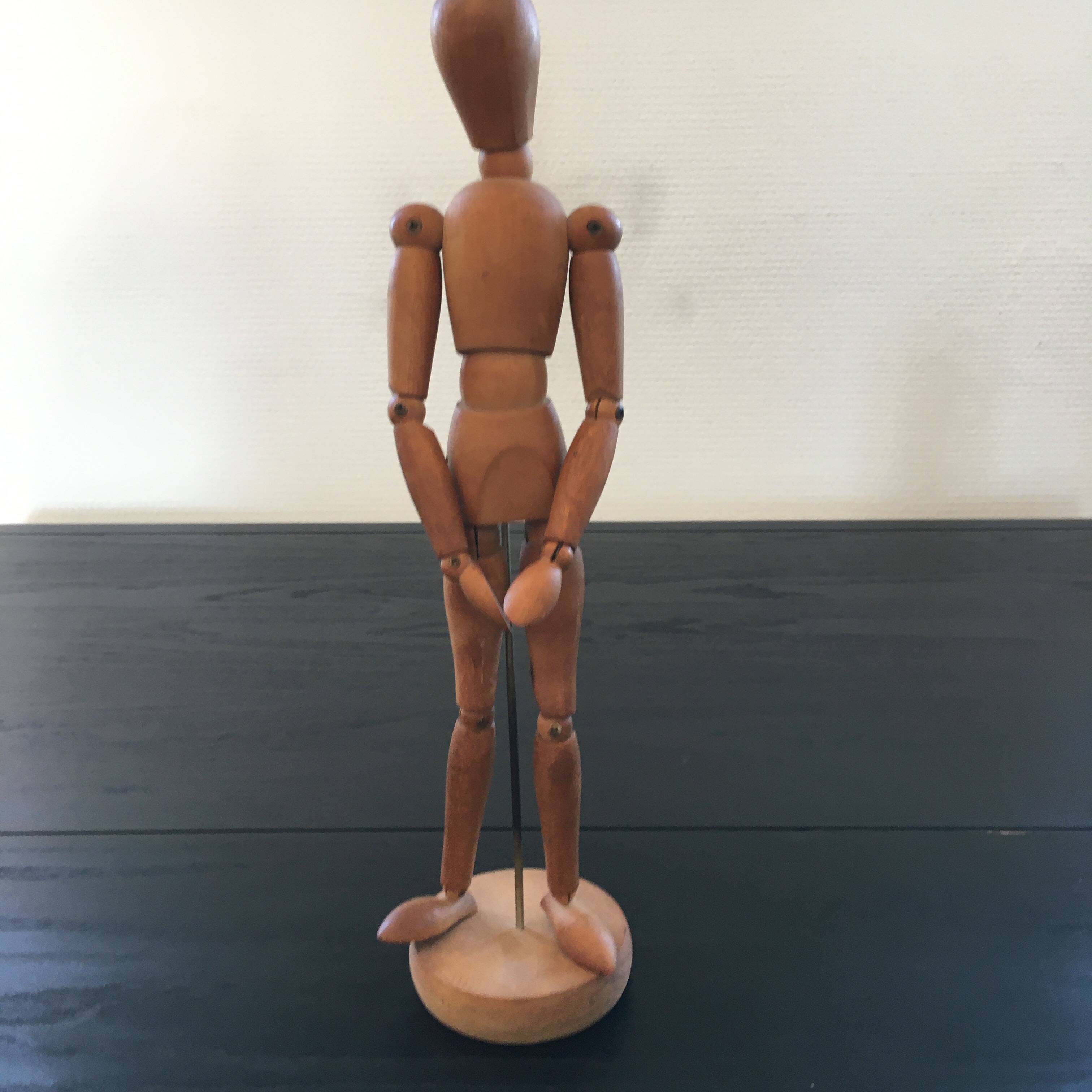 Articulated wooden mannequin