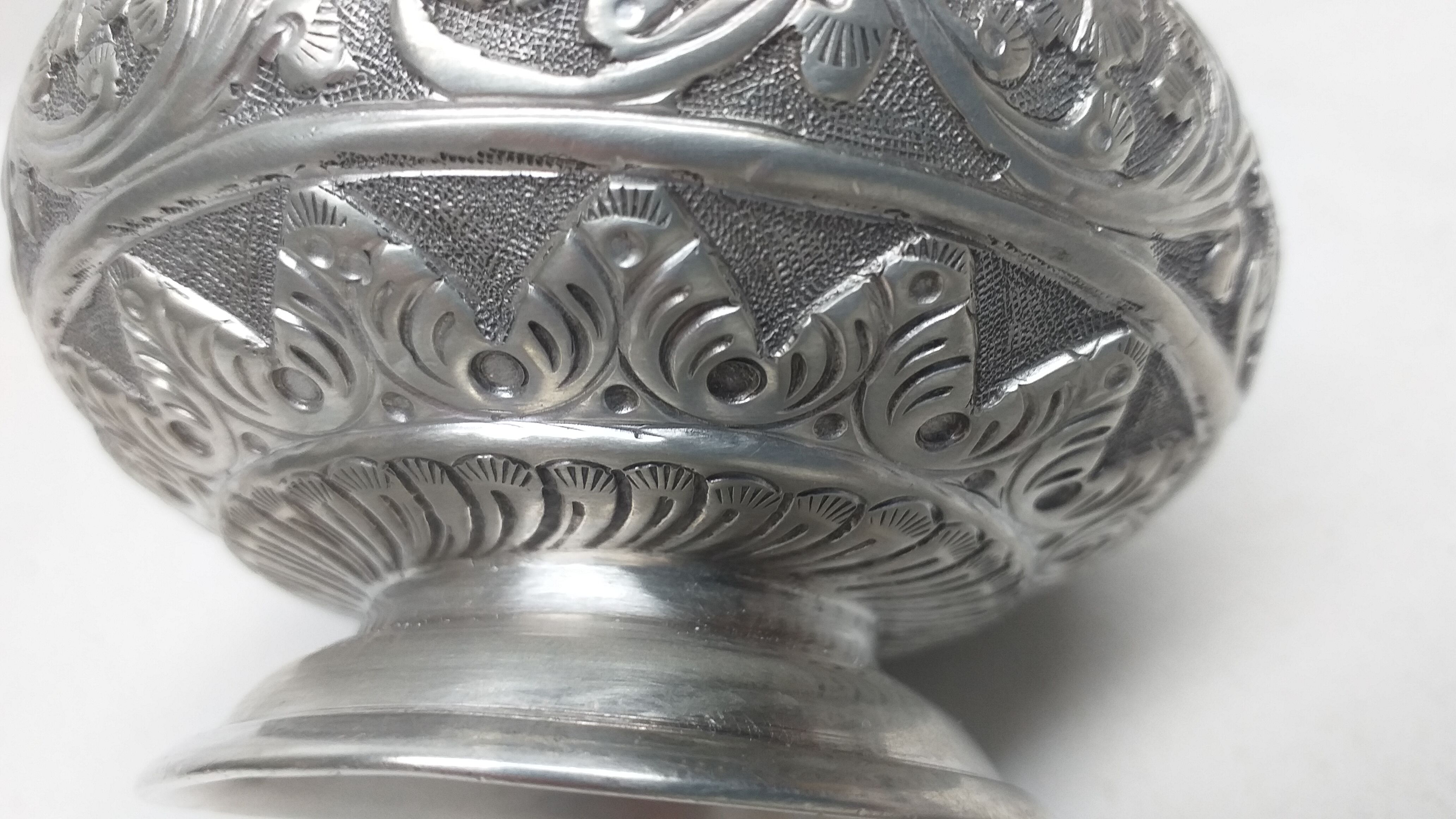900 solid silver domed vase with floral motifs 196g