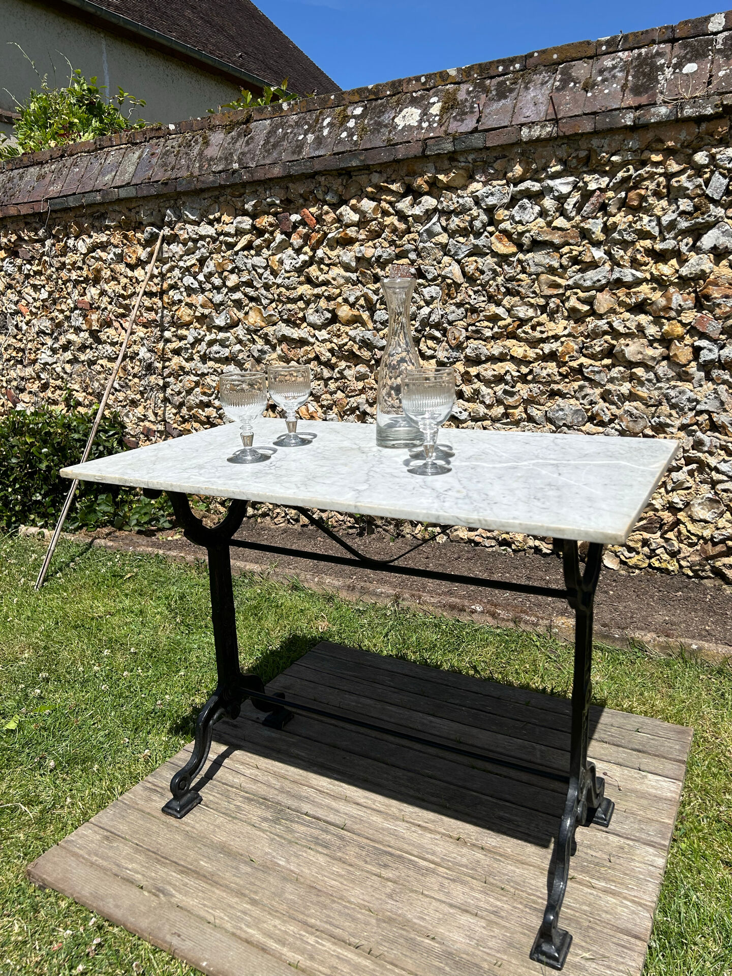 Rectangular bistro table in marble and cast iron