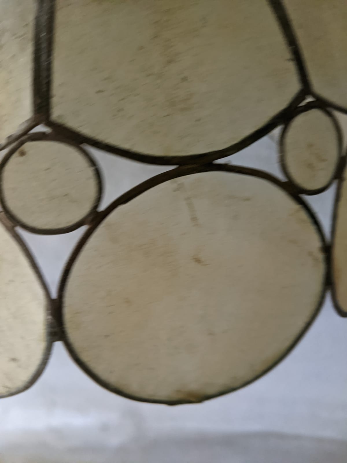 Suspension in mother-of-pearl and brass flower shape