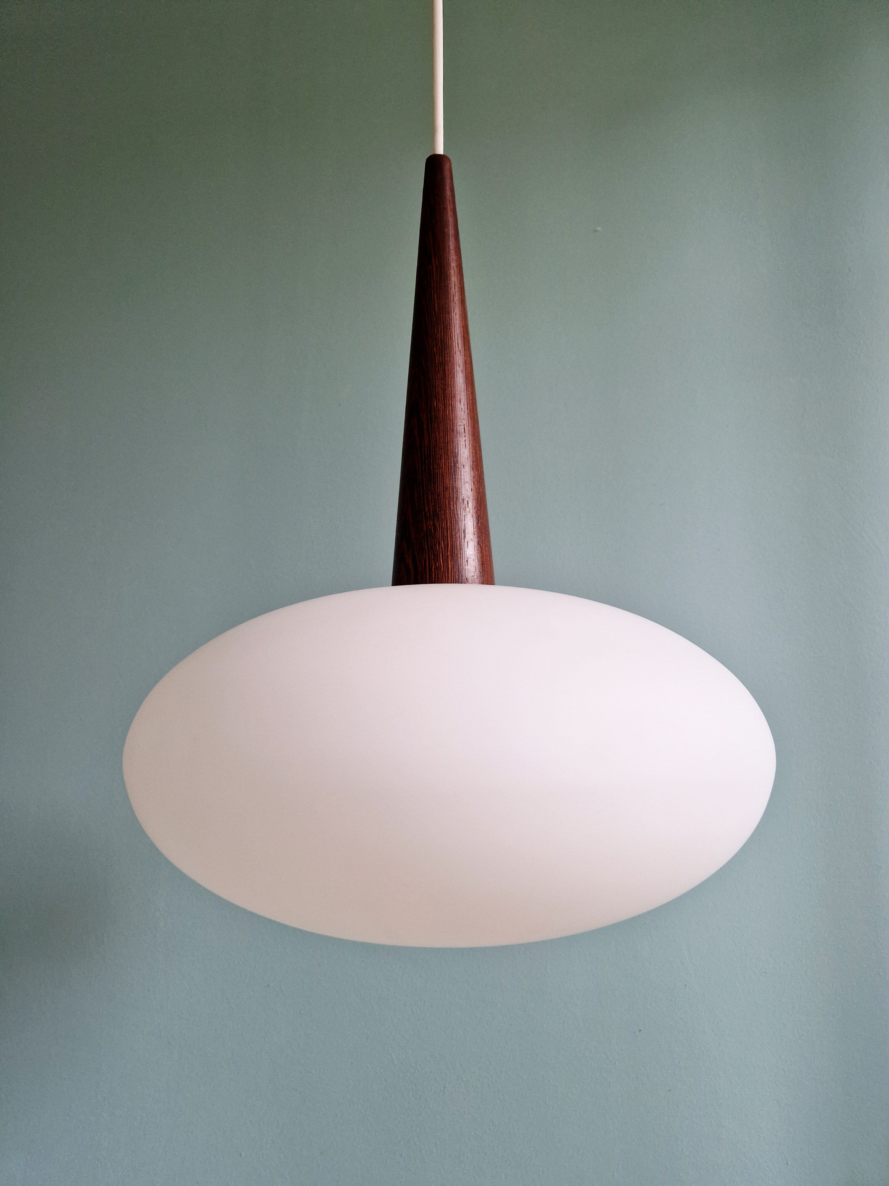 Scandinavian pendant light in teak and white opaline, Louis Kalff, Philips, 1960.
