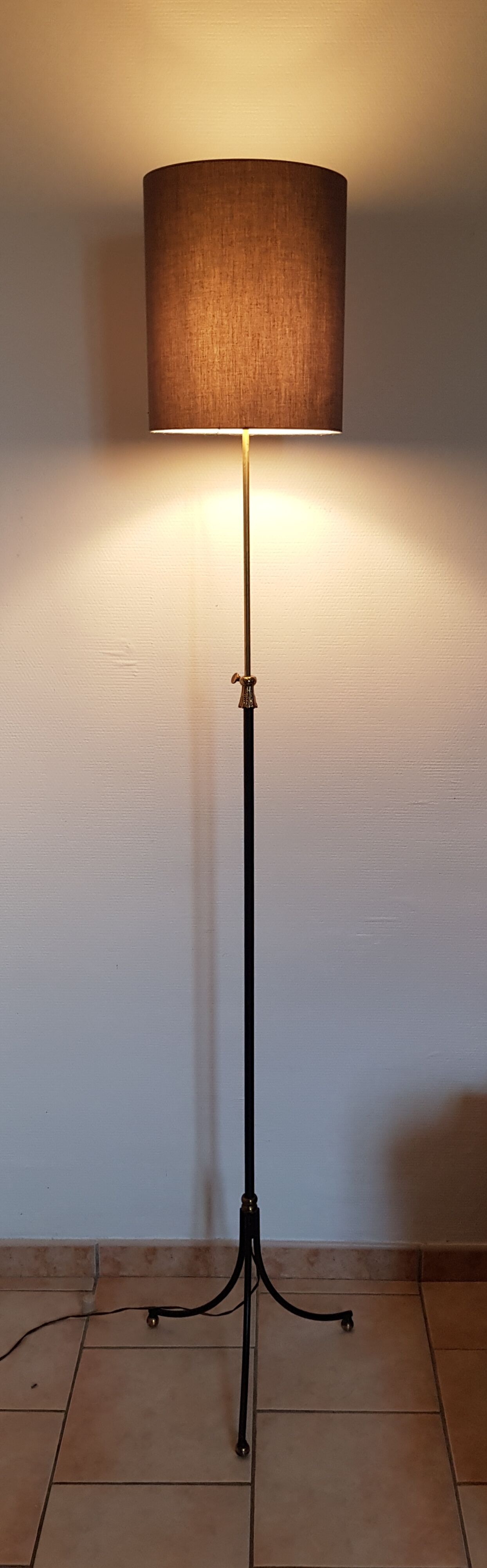 Tripod lamppost 1950