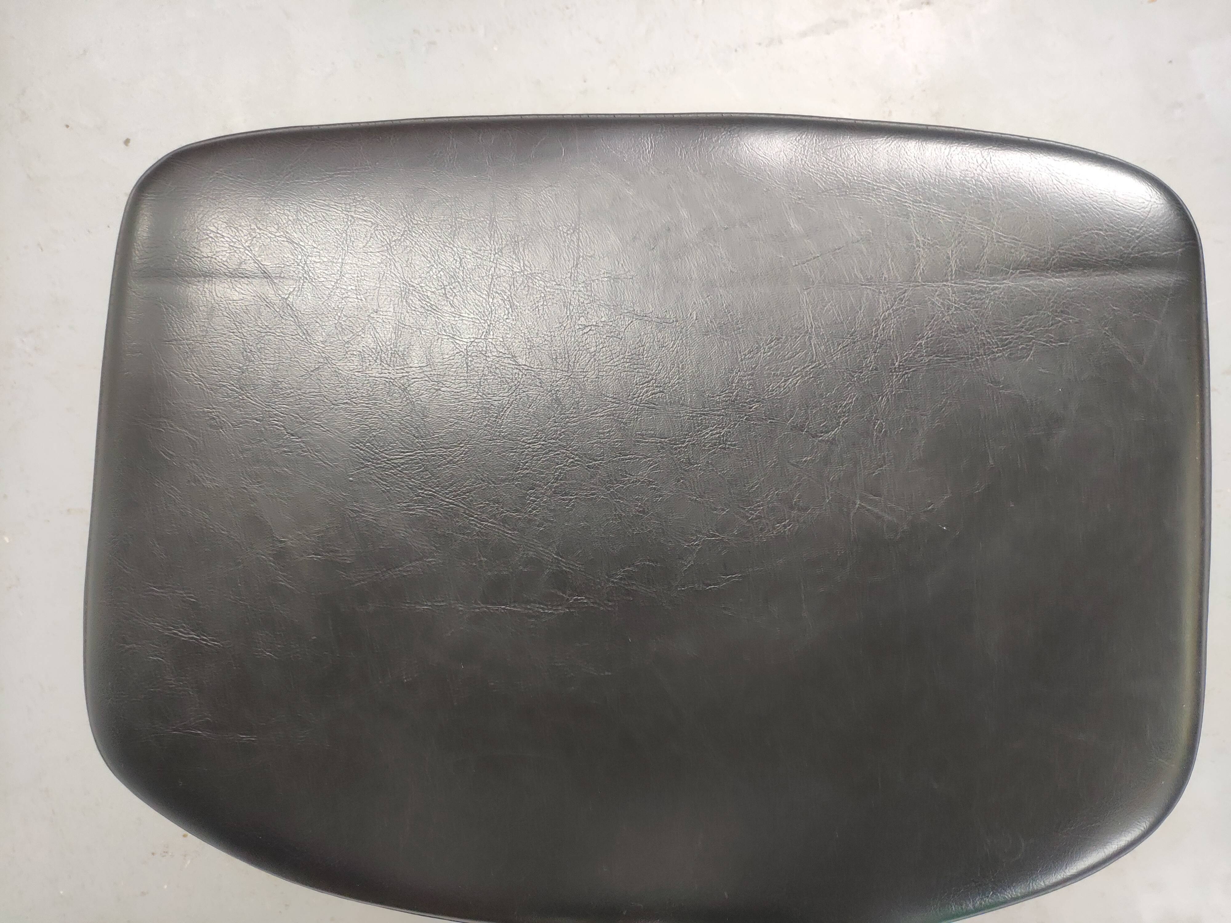 Chaise de bureau industrielle vintage à roulette skaï noir et chrome