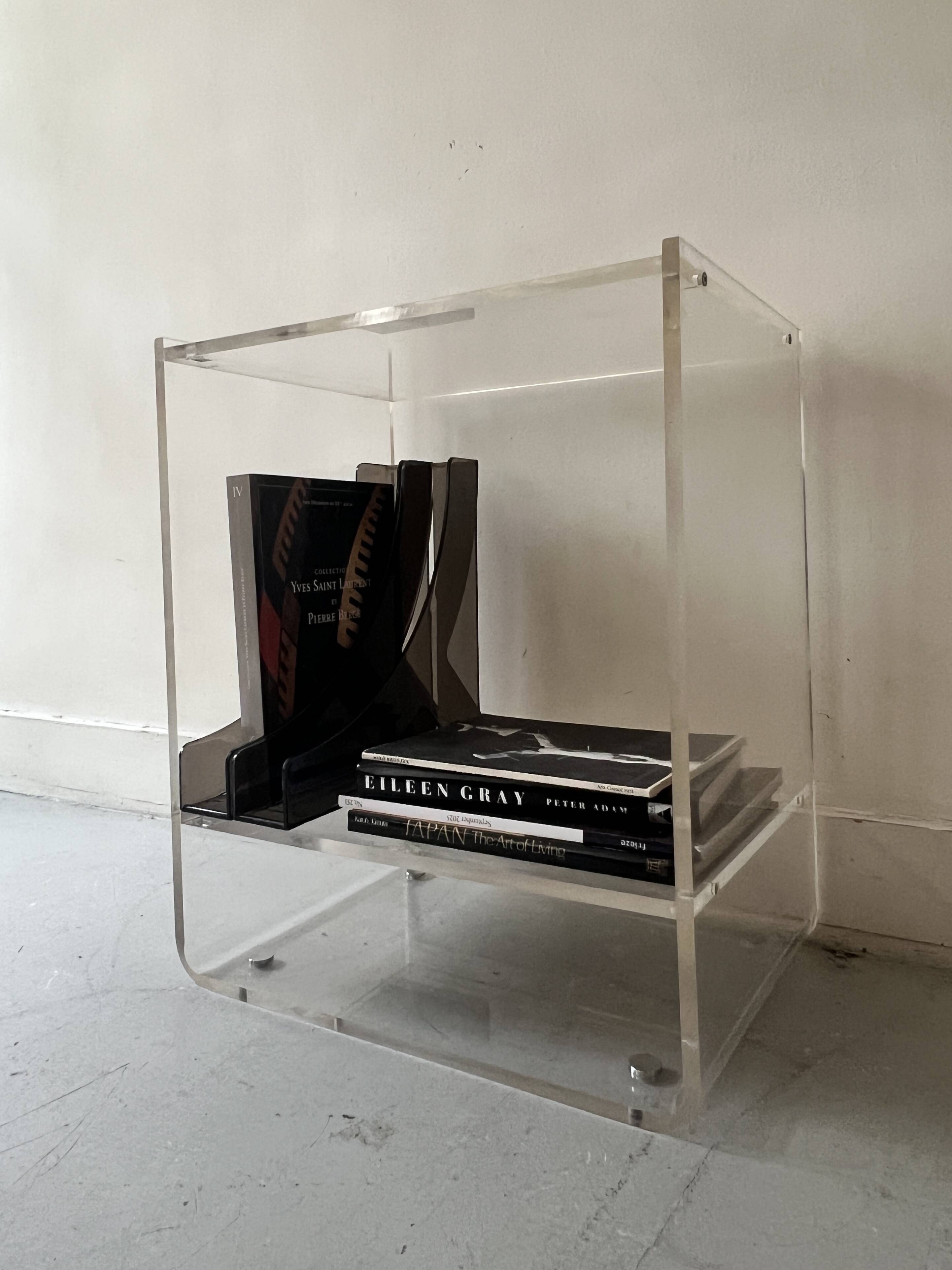 Bibliotheque design en plexiglass, Les Invisibles Marais International 70'S