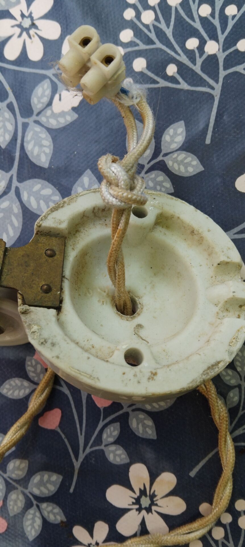 Vintage suspension, raised and lowered opaline porcelain.