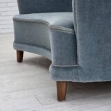 Canapé 2 places incurvé danois des années 1970, revêtement en velours bleu.