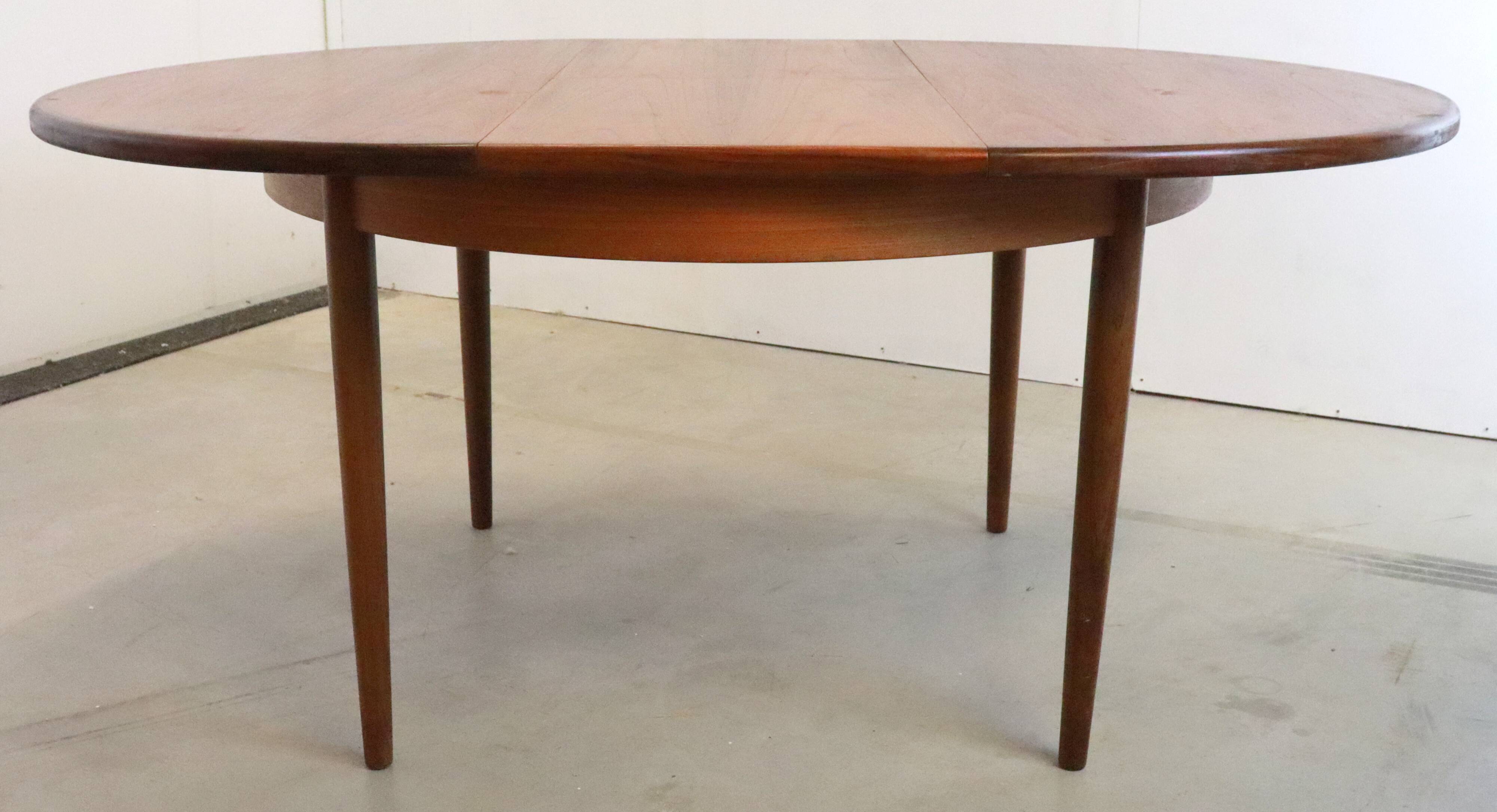 Round G-Plan vintage dining table extendable 'Prestwich'