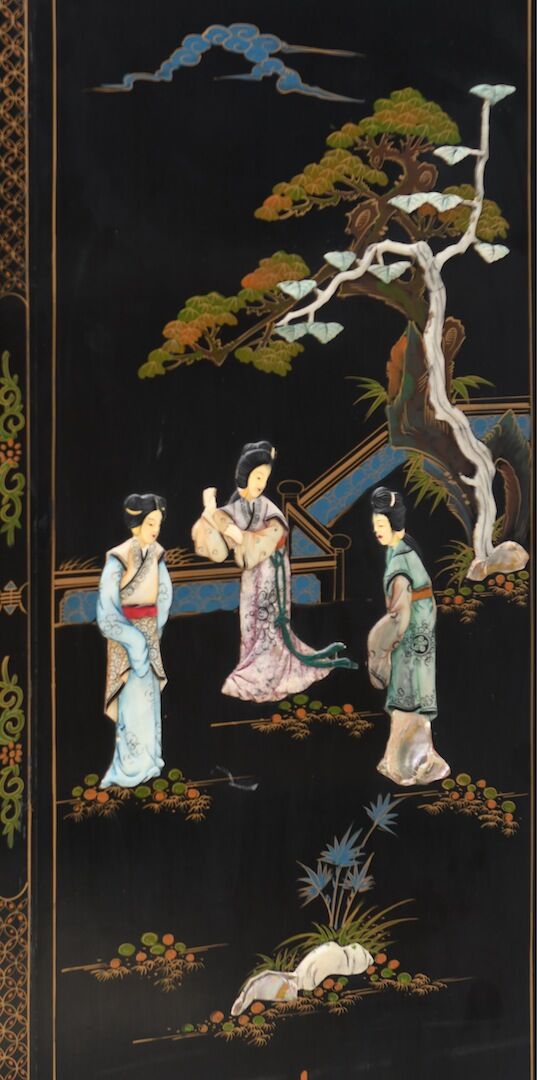 Black lay cabinet with Chinese décor