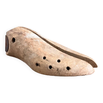 Old form of wooden shoemaker
