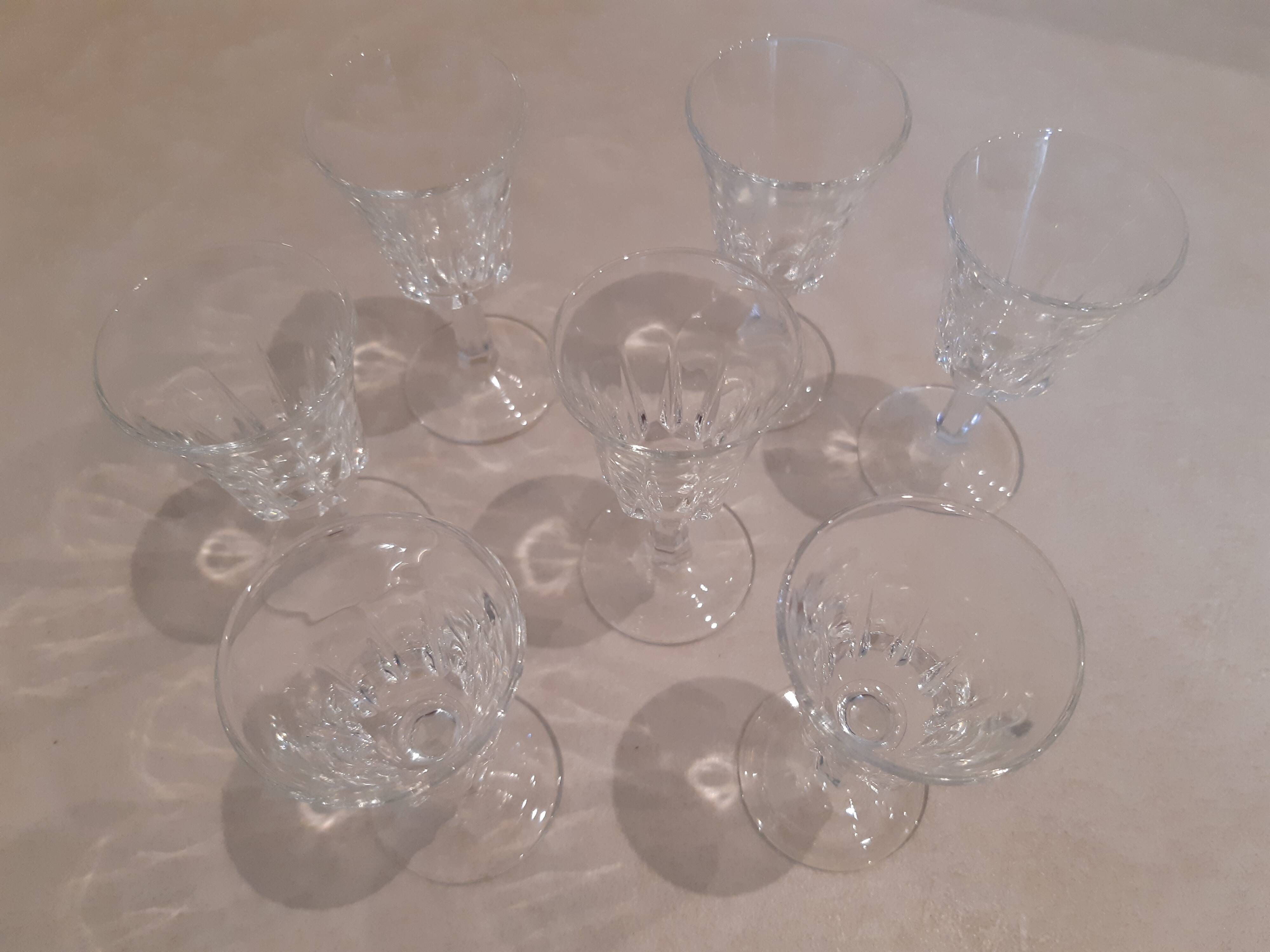 Lot de 7 petits verres à pied ciselés
