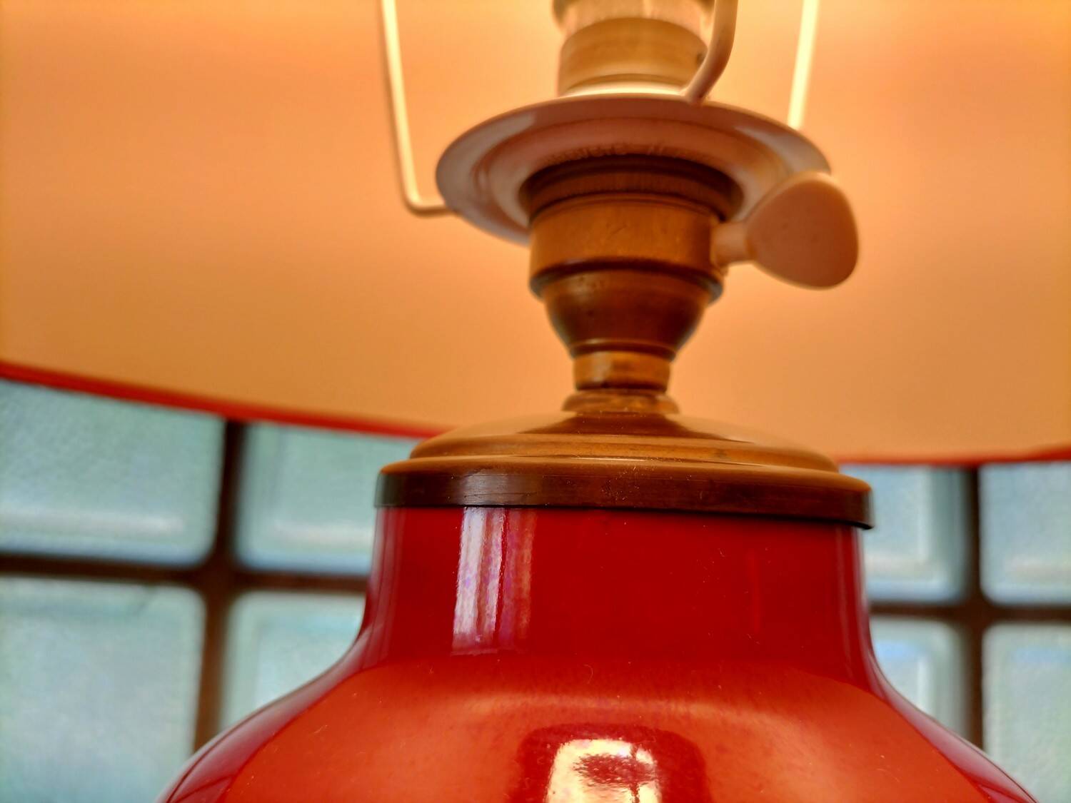 Vintage ceramic table lamp with a lacquered finish, golden potiche base and brass.