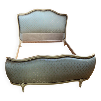 Lit corbeille style louis XV, satin brodé, bois finition "ivoire craquelé", années 50