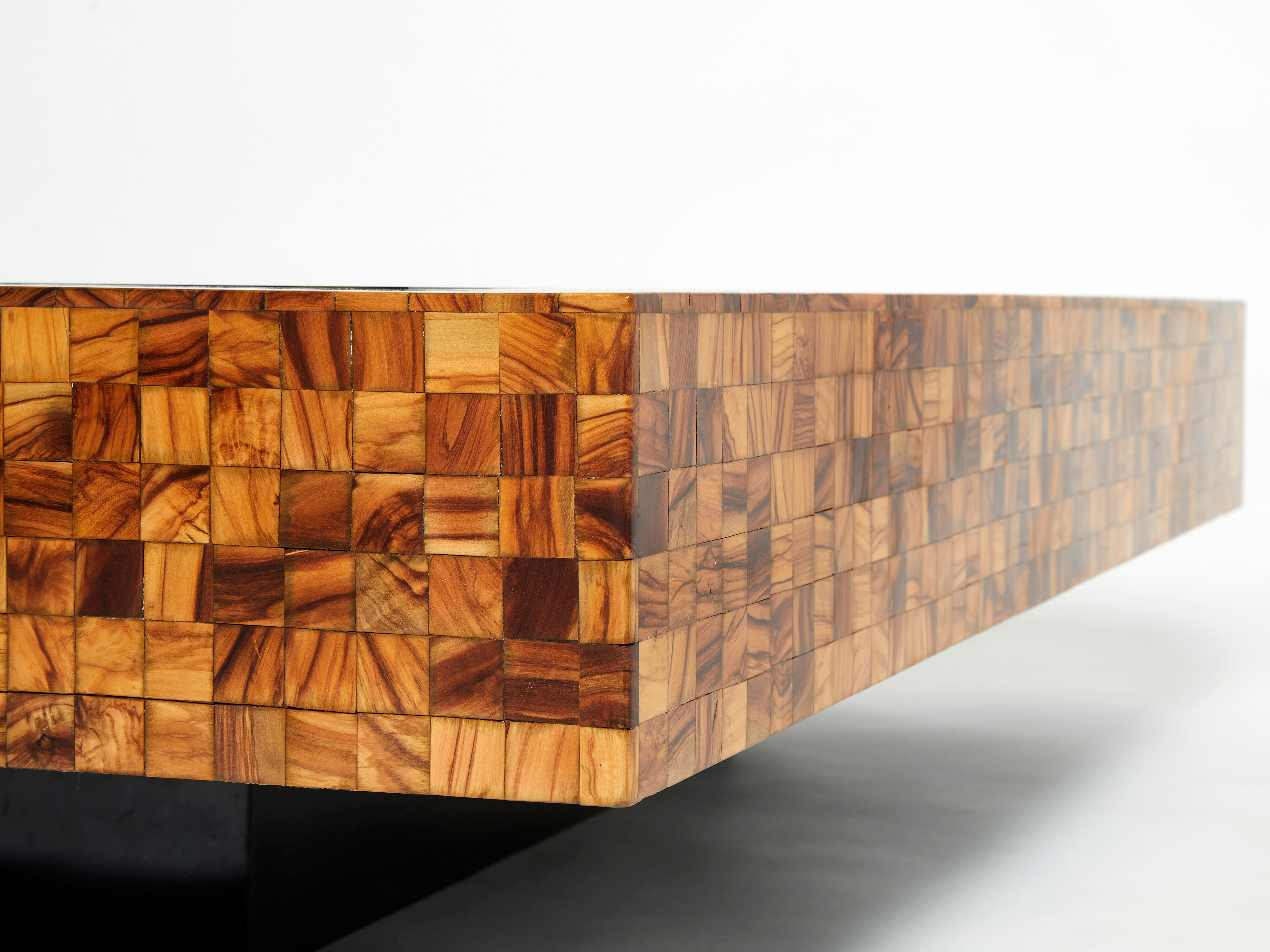 Table basse marqueterie de bois d’olivier par Sandro Petti 1970