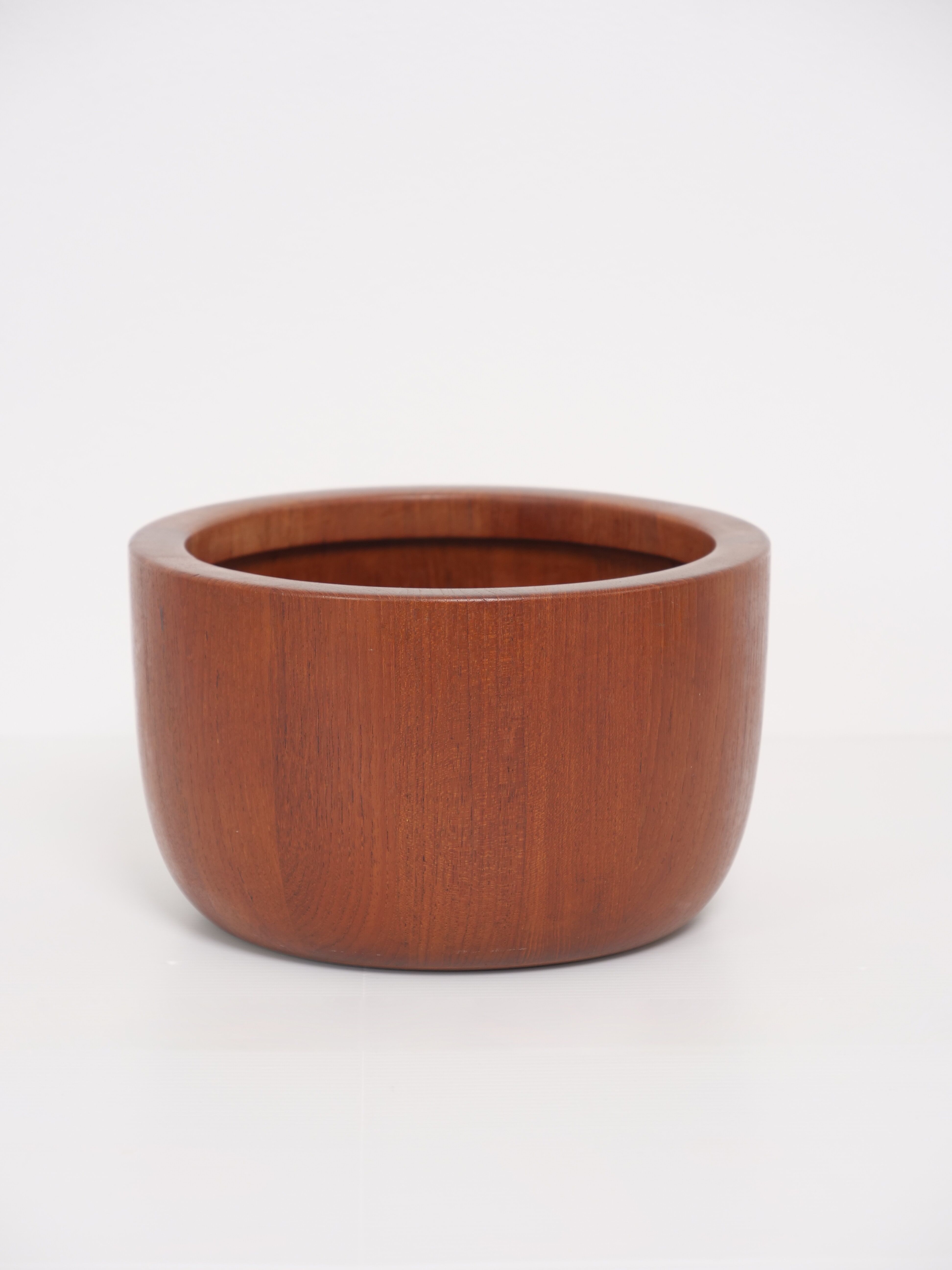 Scandinavian teak bowl by Richard Nissen Denmark