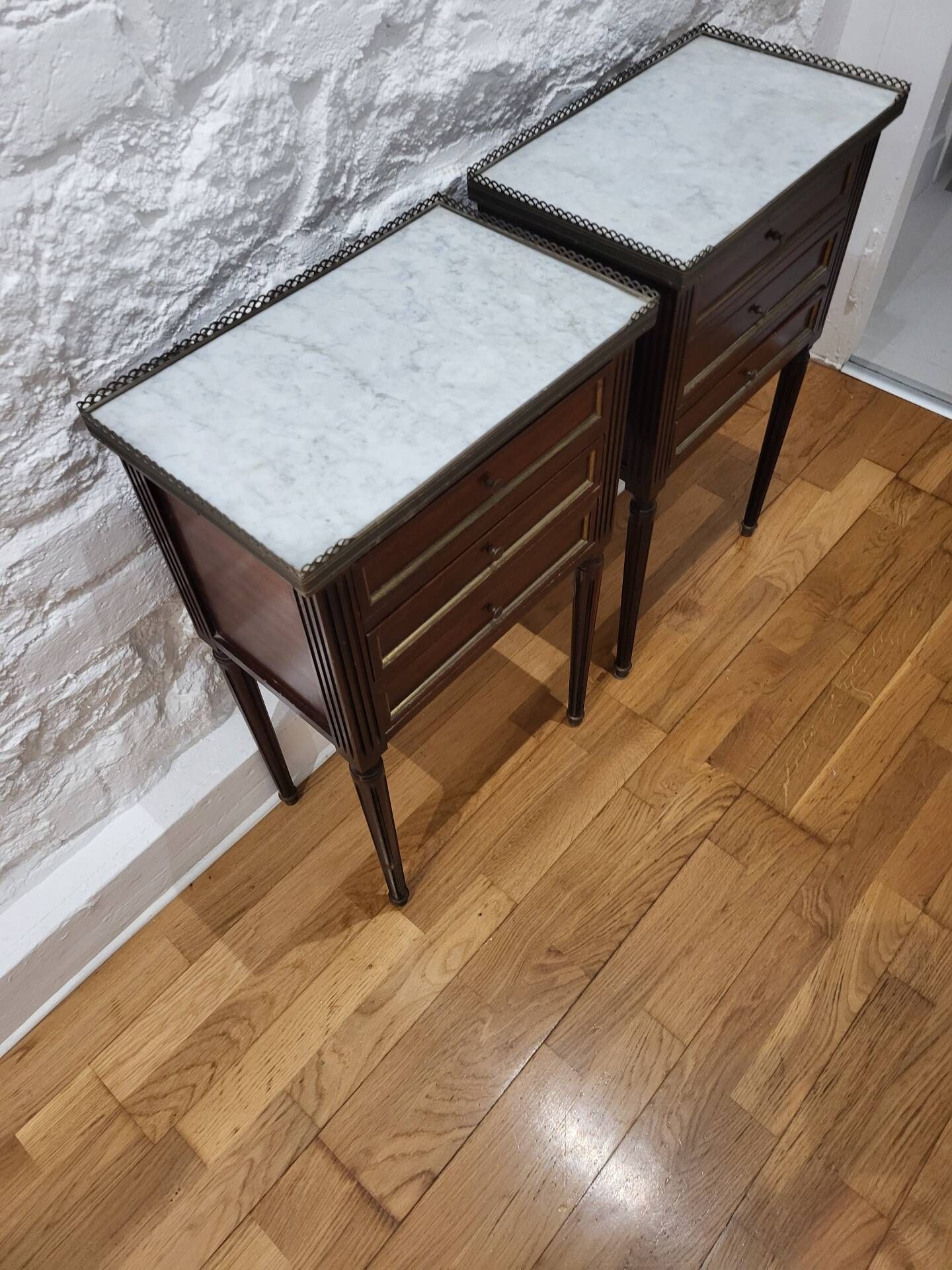 Pair of Louis XVI bedside tables in mahogany - white marble - 3 drawers - gilded