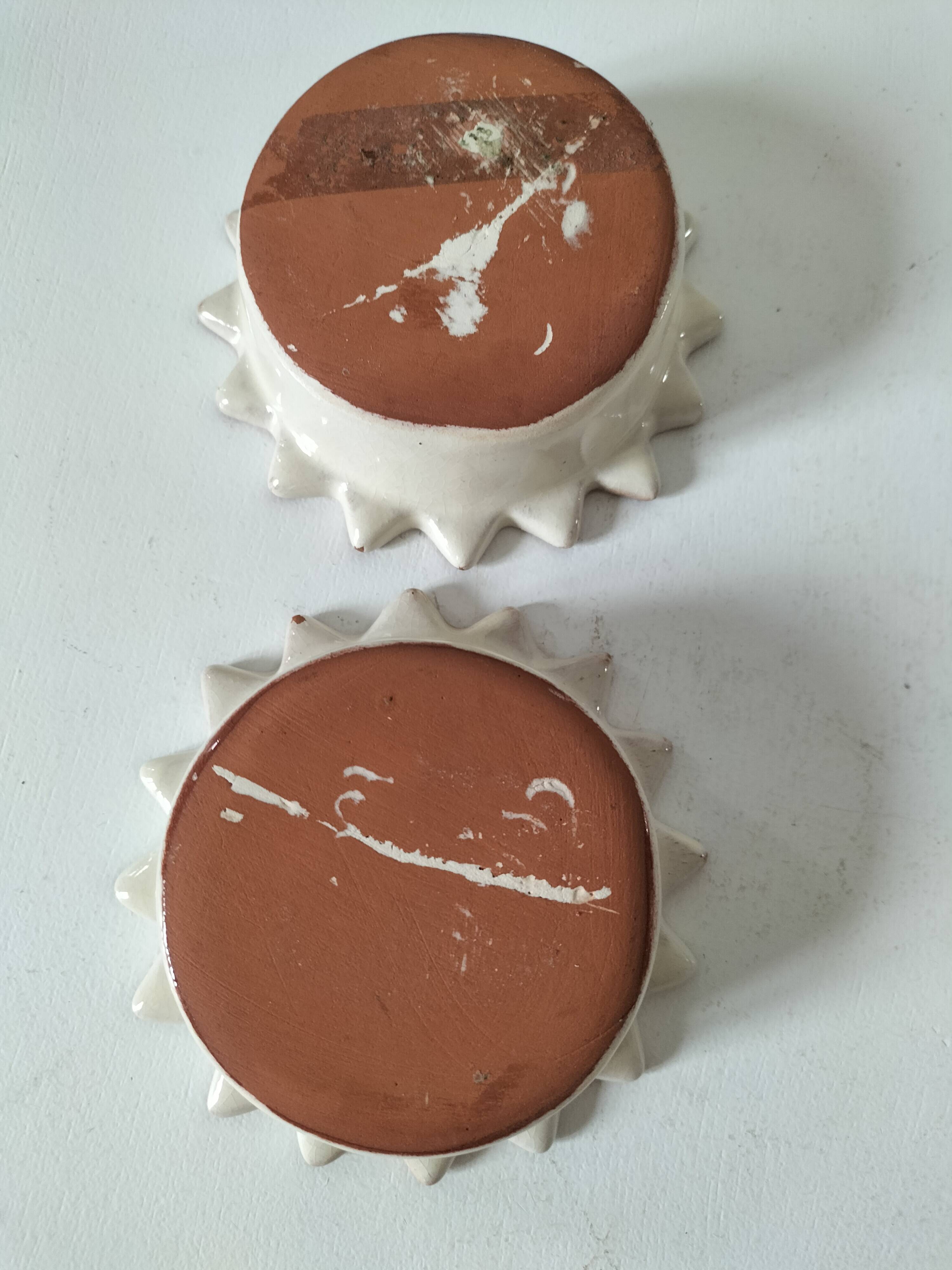 Duo of handmade beige and terracotta earthenware empty pockets