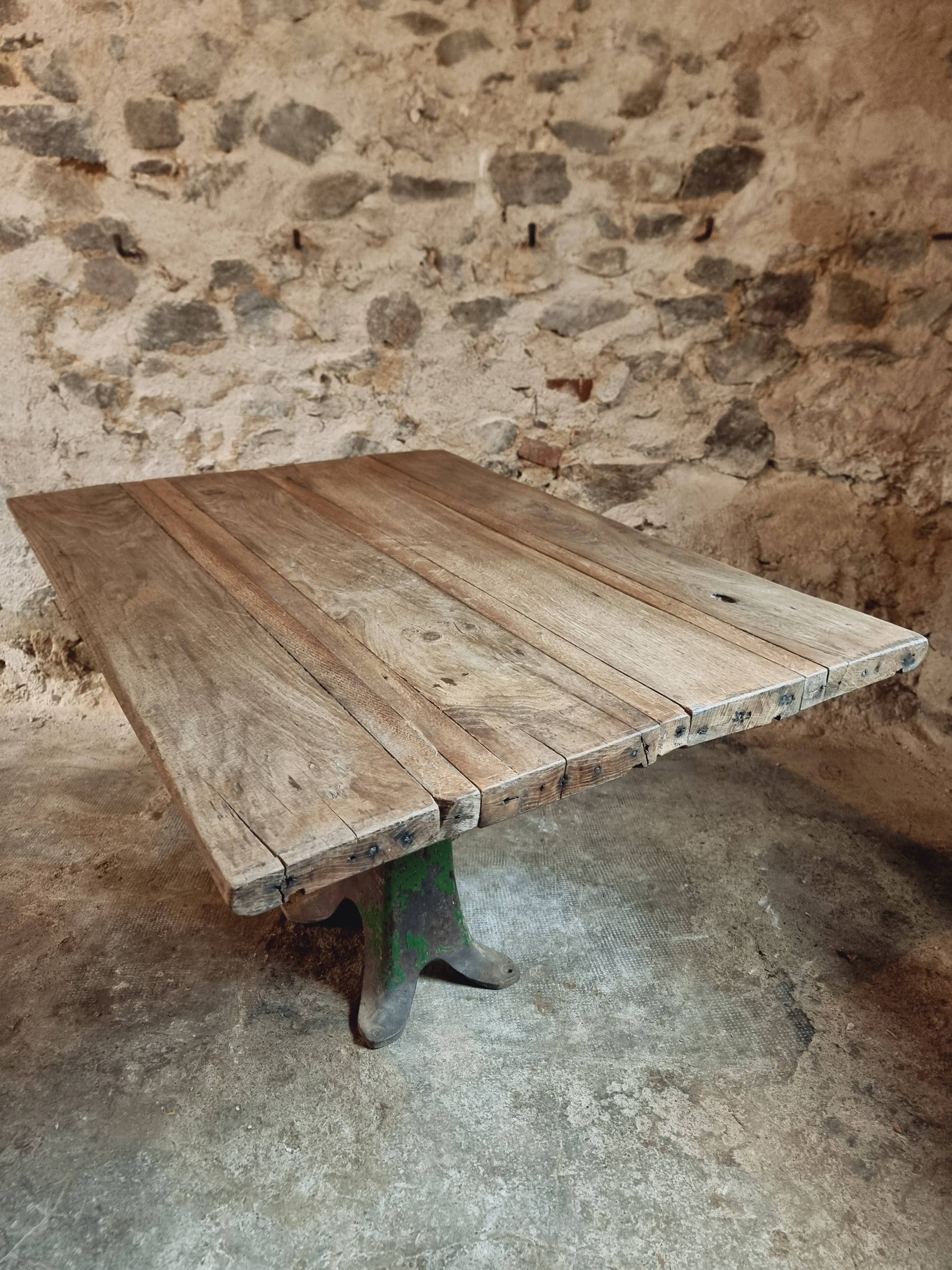 Table ancienne en chêne massif sur piètement en fonte – France, XVIIIe sièc
