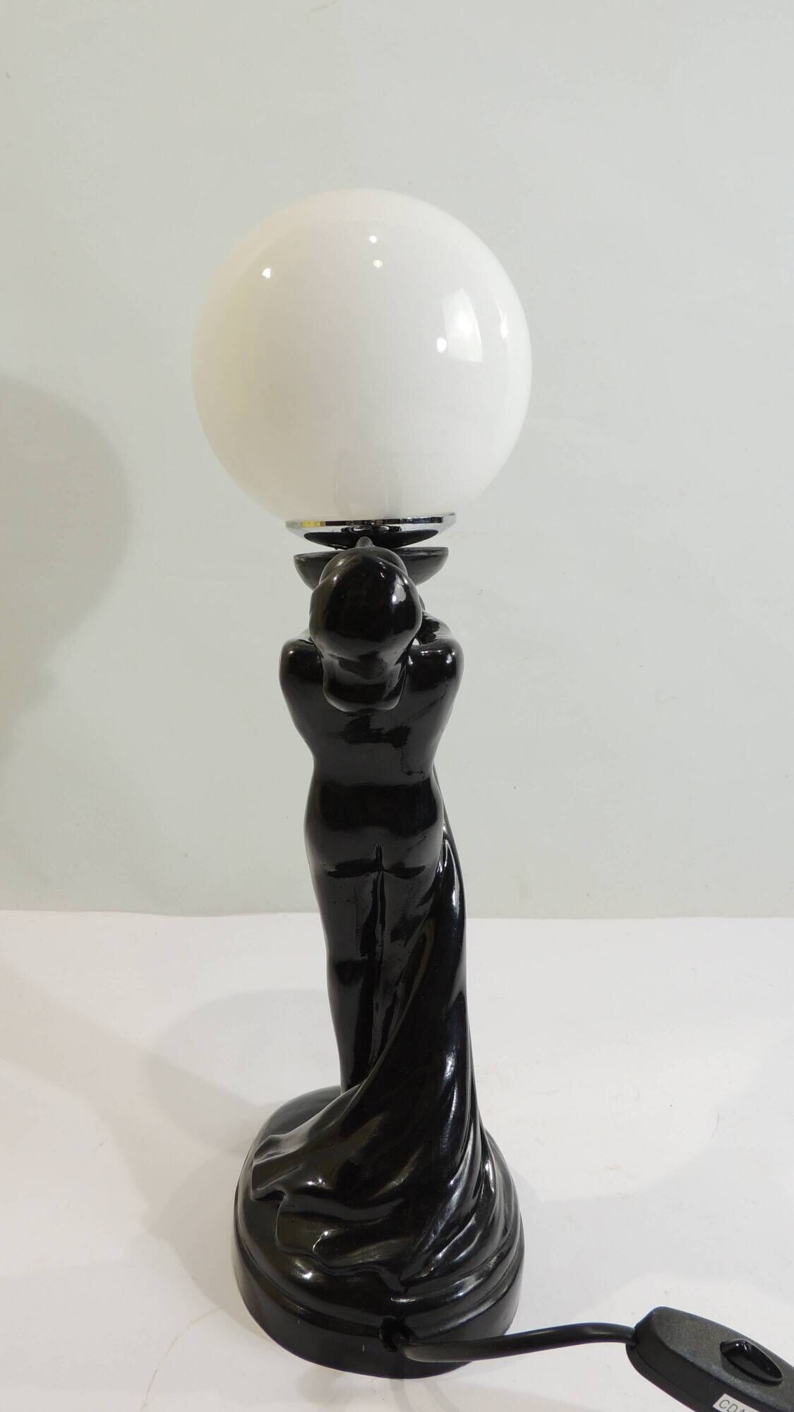 Art Deco lamp woman holding a luminous globe – Vintage resin lamp – L