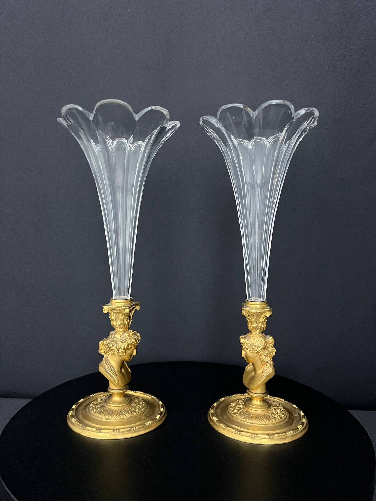 Paire de vases cornets en cristal taillé et bronze doré, de style Empi
