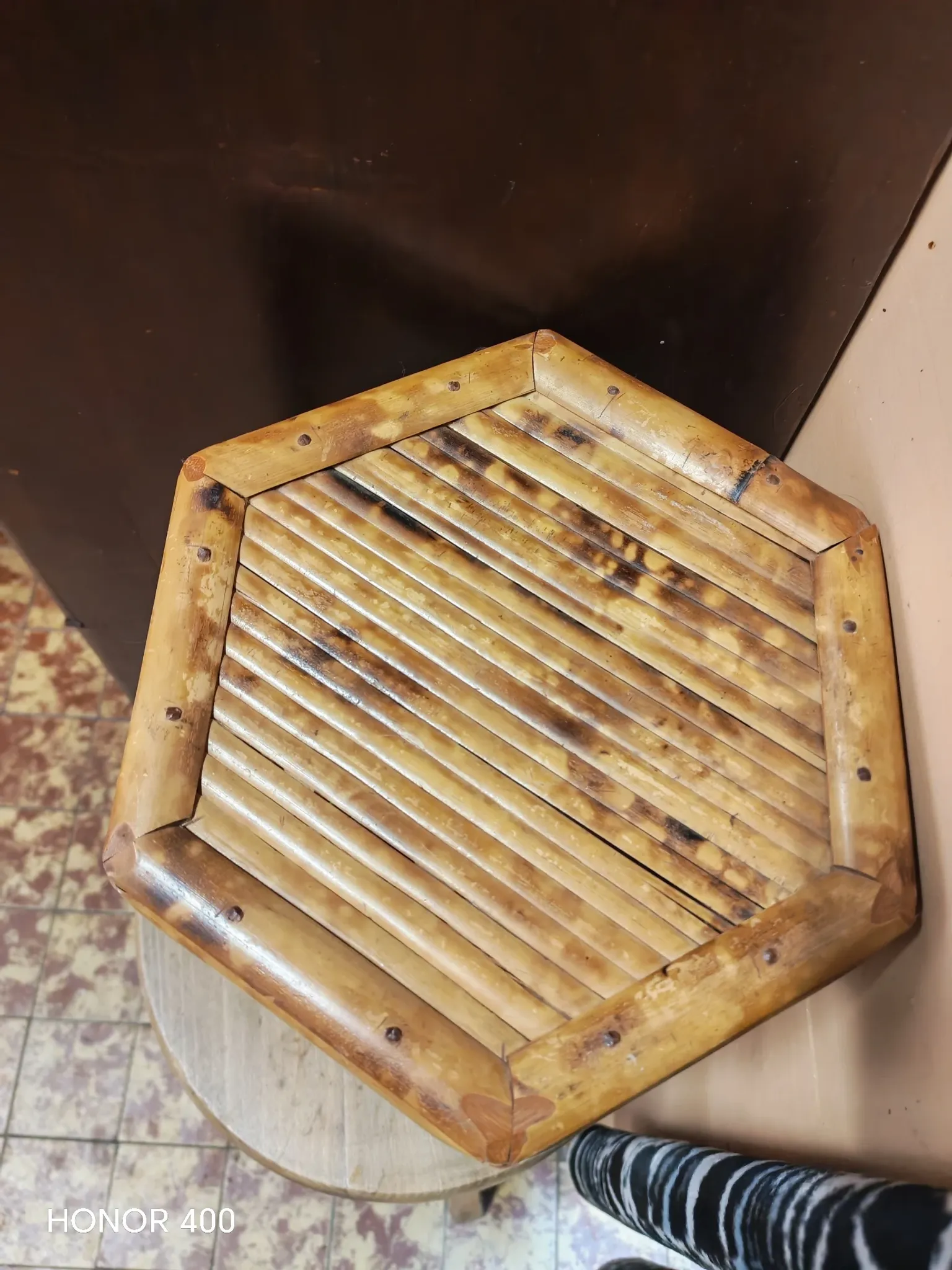 Tabouret, table d'appoint en bambou brûlé vintage