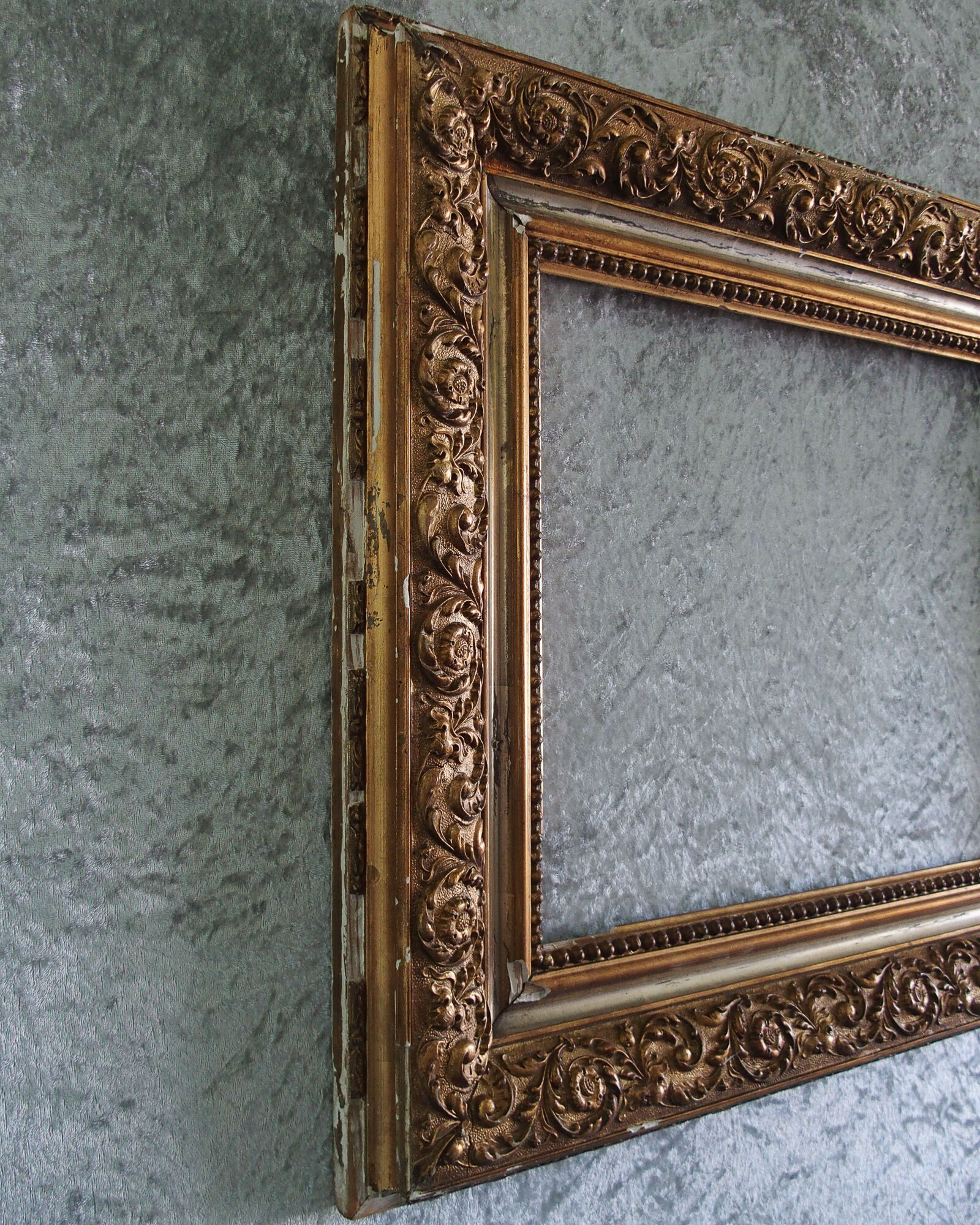 Cadre en bois décor stuc doré
