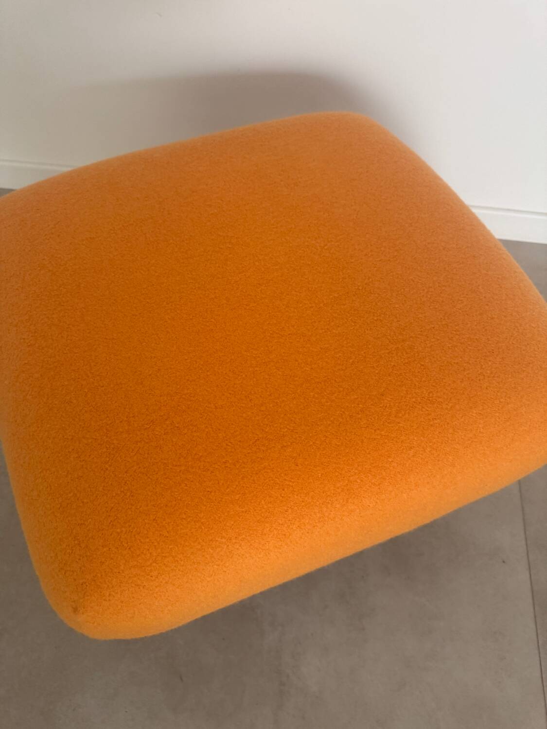 Vintage orange pouf 1970