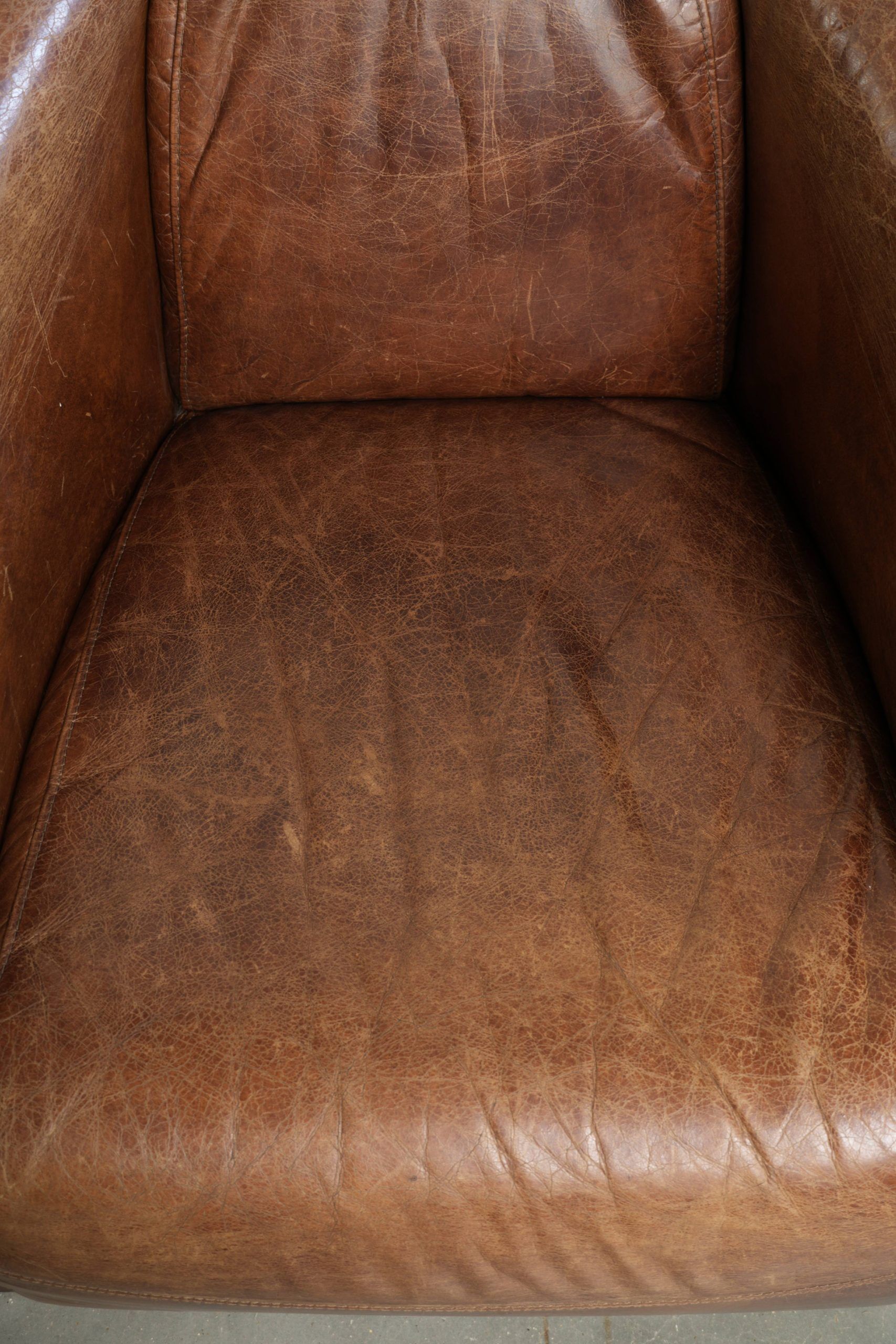 Ensemble de deux fauteuils aviateur vintage en cuir de vachette grainé.