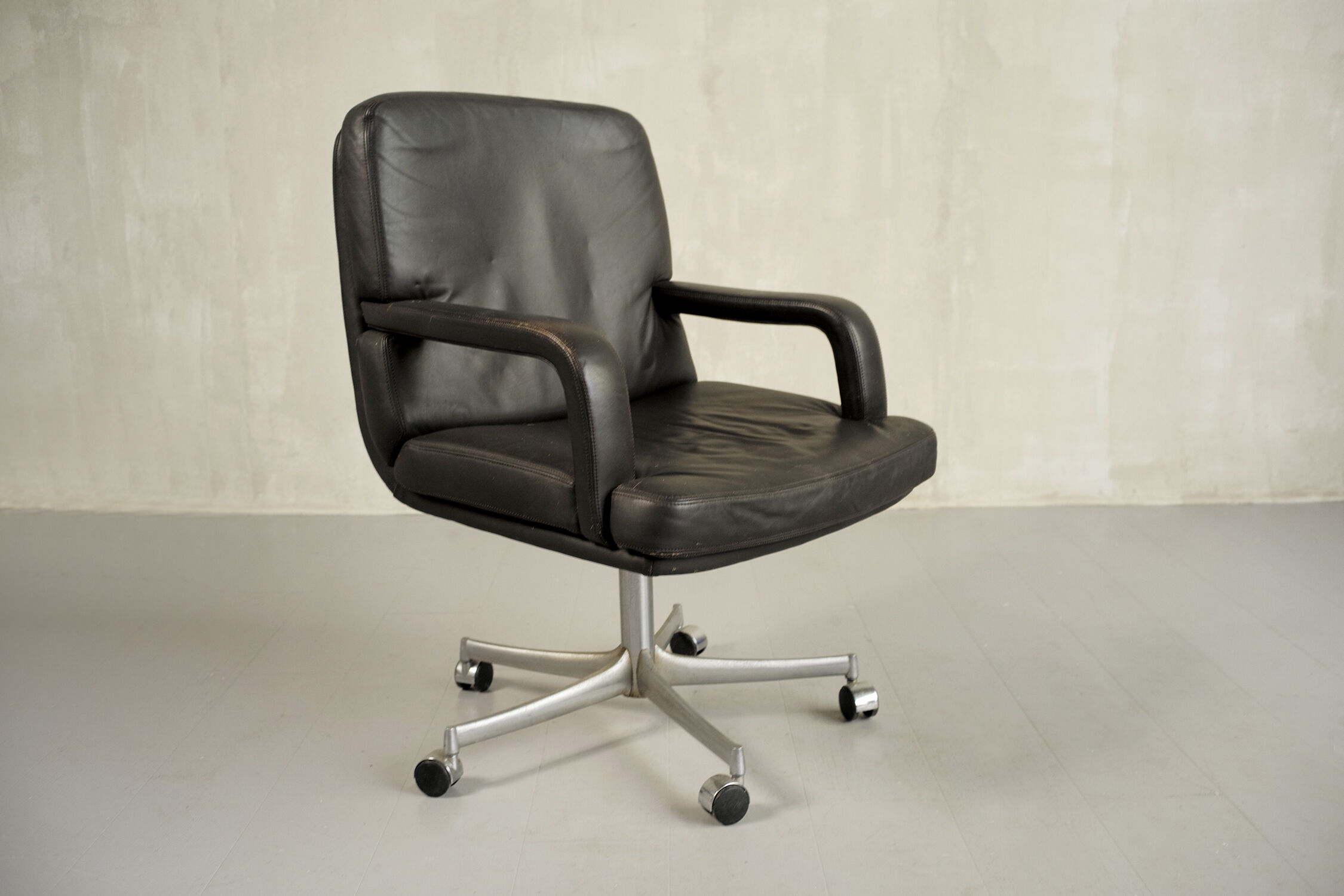 Leather armchair Mobilier International, 1970