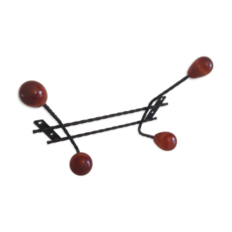 Patère à quatre têtes en fer torsadé et boules ovoïdes vernies
