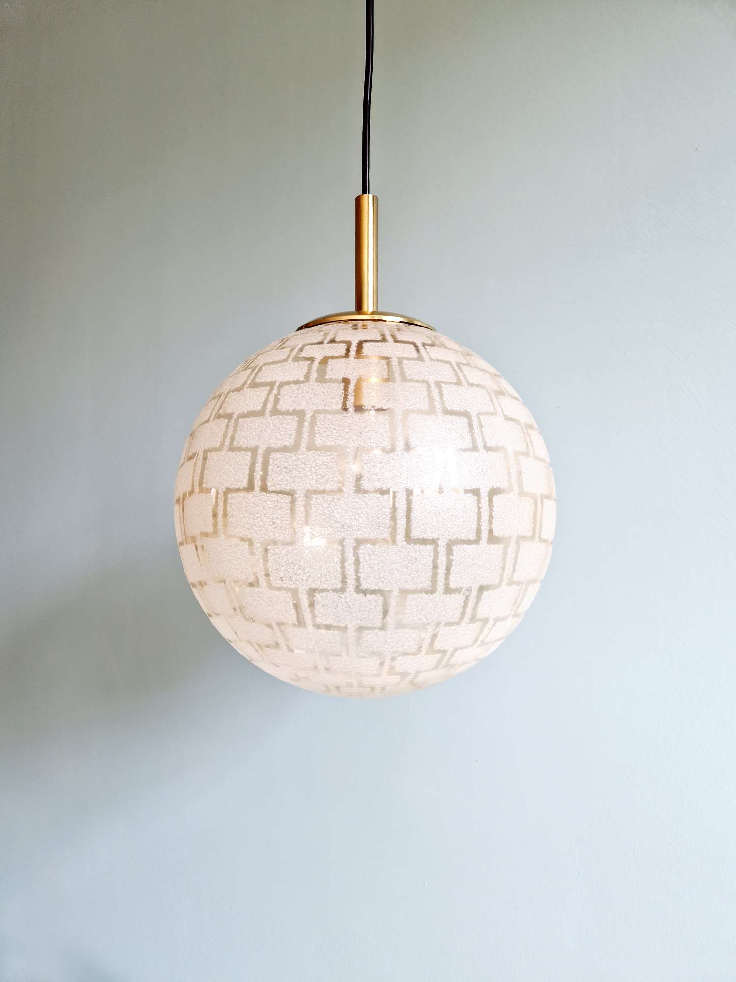 Suspension Space Age in brass and textured glass, 1970s