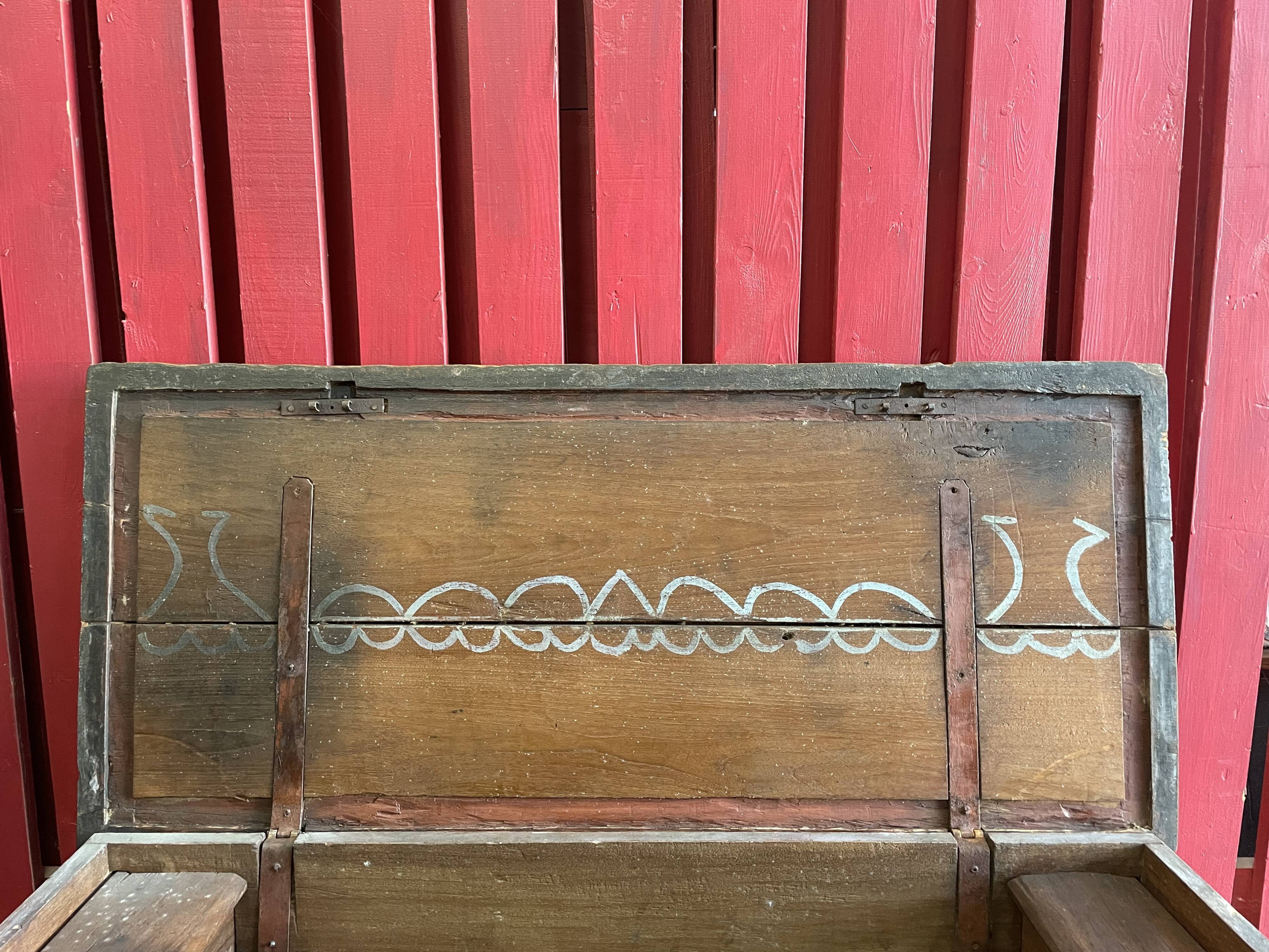 19th century merchant's chest on wheels, Indénosie, Madura island