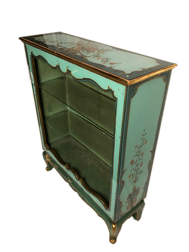 Venetian-style wooden lace-up with bouquets of flowers