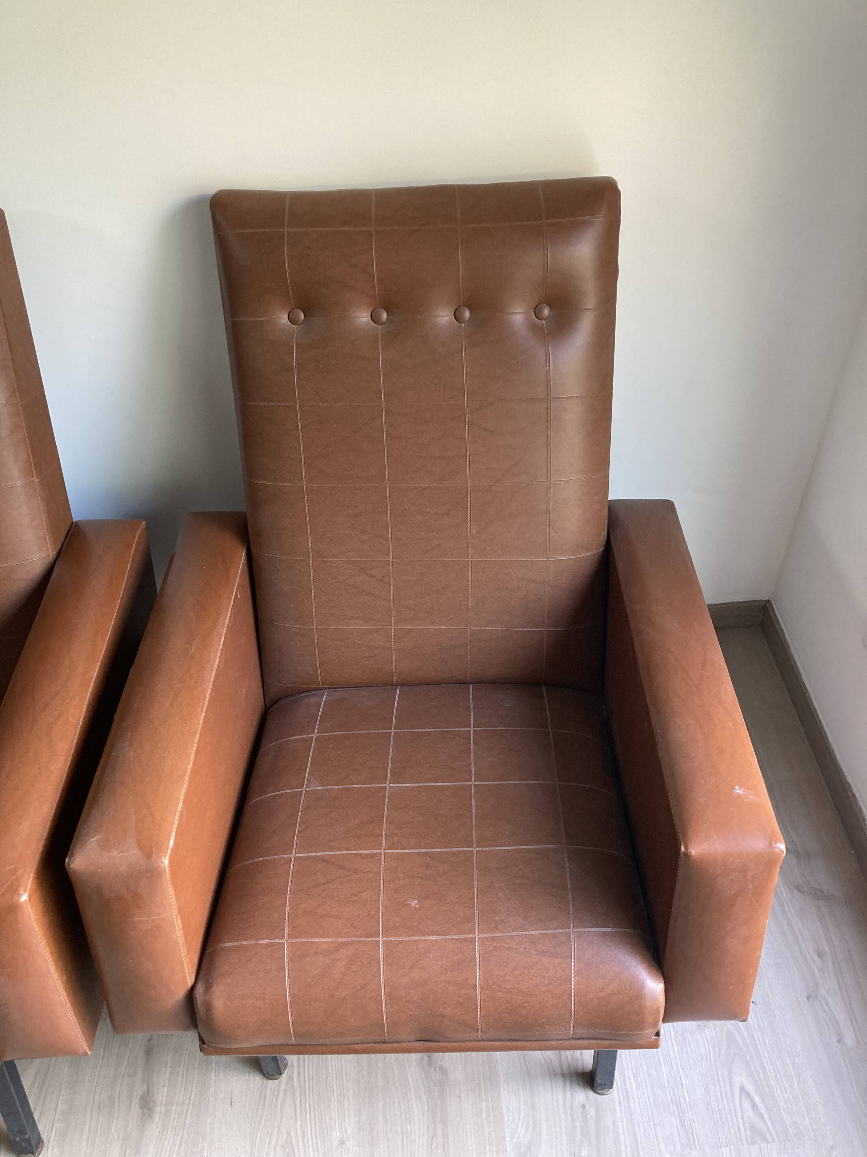 Paire de fauteuils en skai marron vintage annees 50