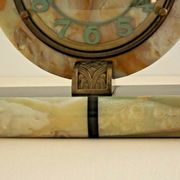 Horloge art déco marbre onyx & brass avec une gazelle spelter bronzée