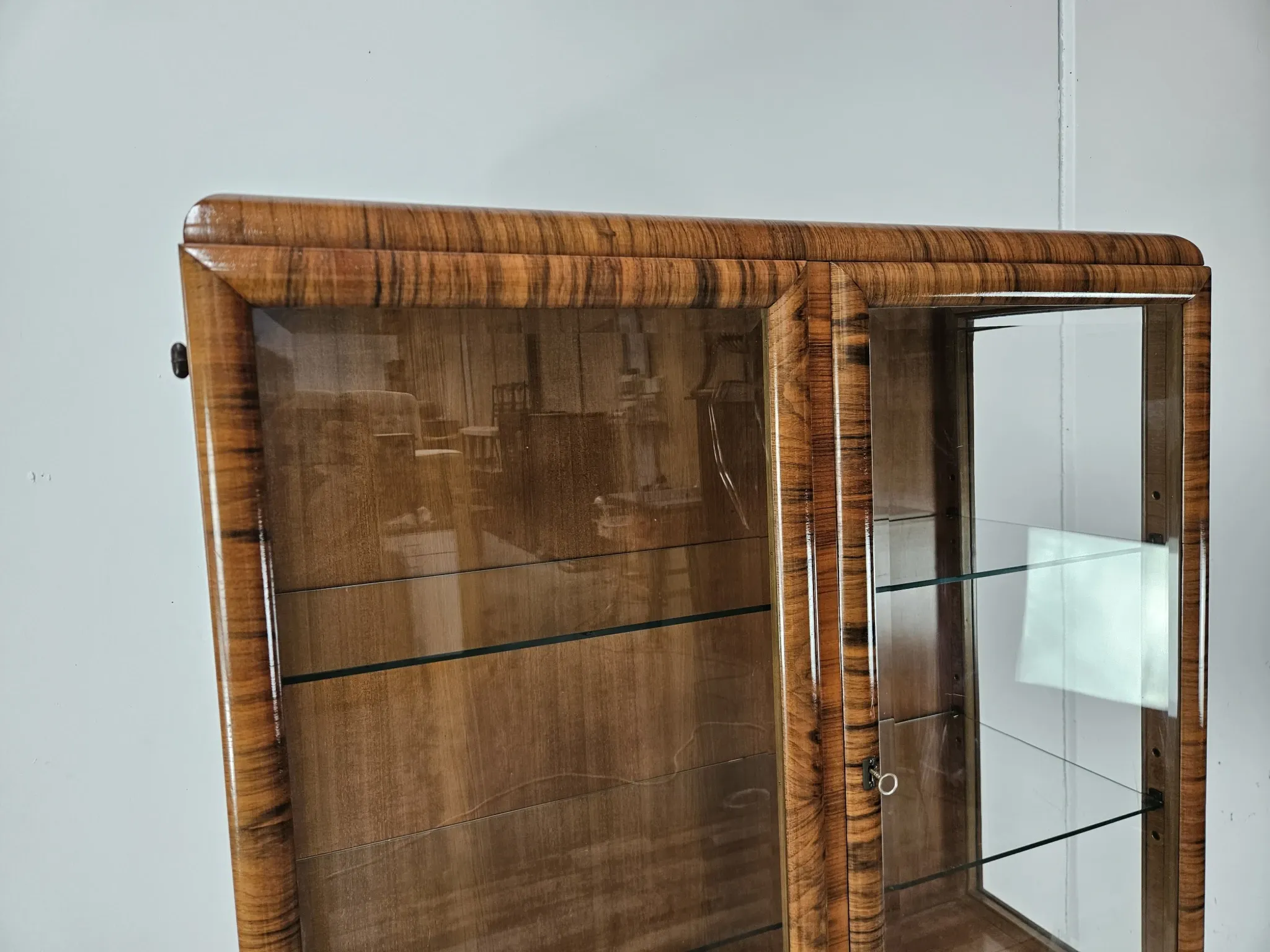French Art Decò display cabinet from the 1940s in walnut