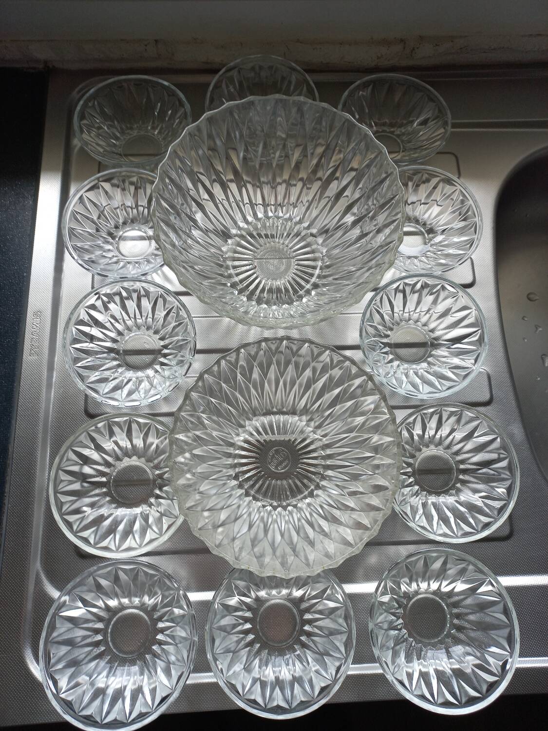 Service 3 salad bowls and Duralex cups