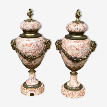 Paire de vases en marbre de style Napoléon III à têtes de bélier