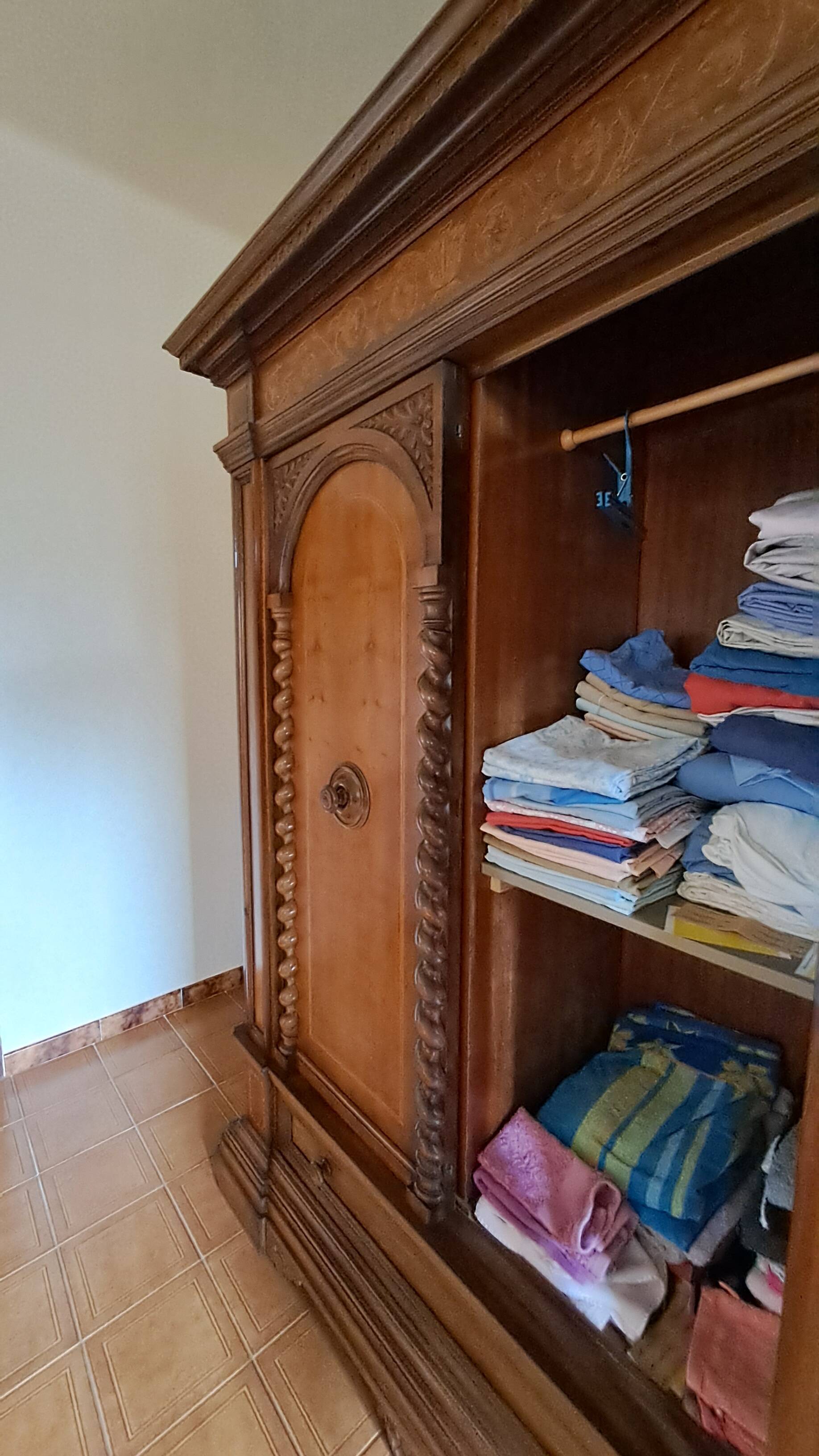 Wardrobe - neo-Renaissance in carved solid wood - possible lot sale
