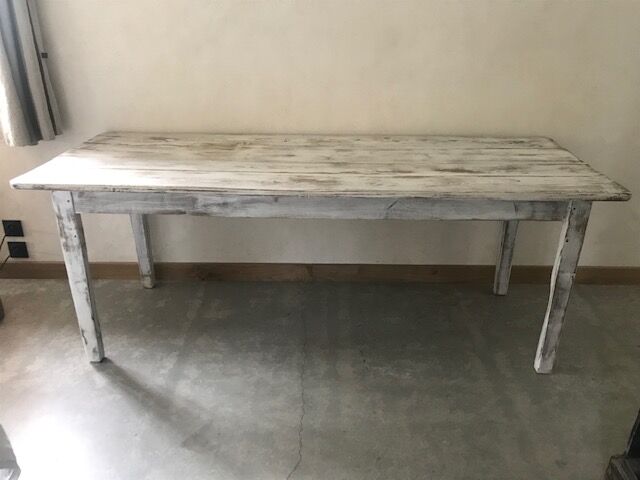 White patinated farmhouse table