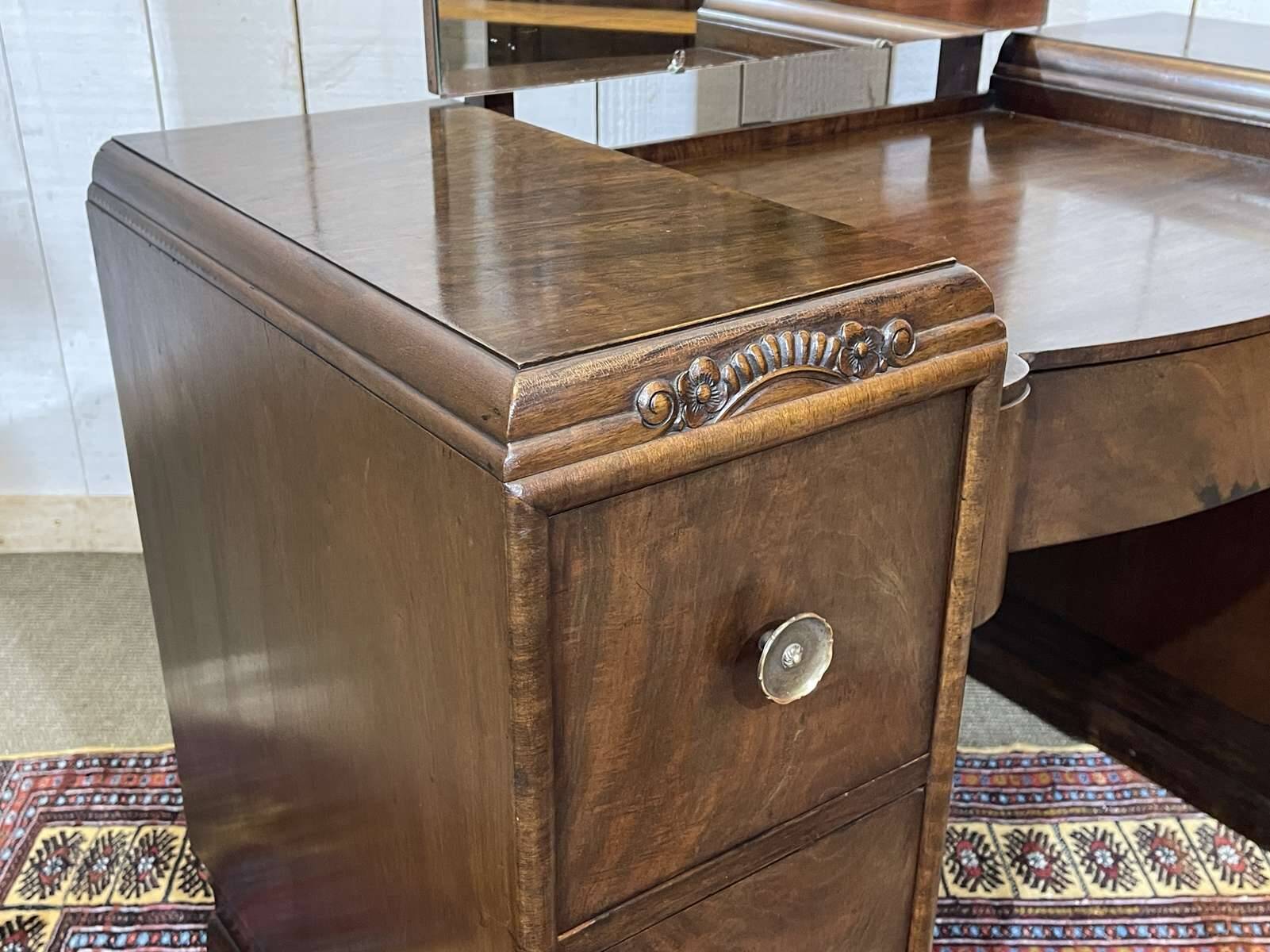 Art Deco English hairdresser in walnut from the 1930s.