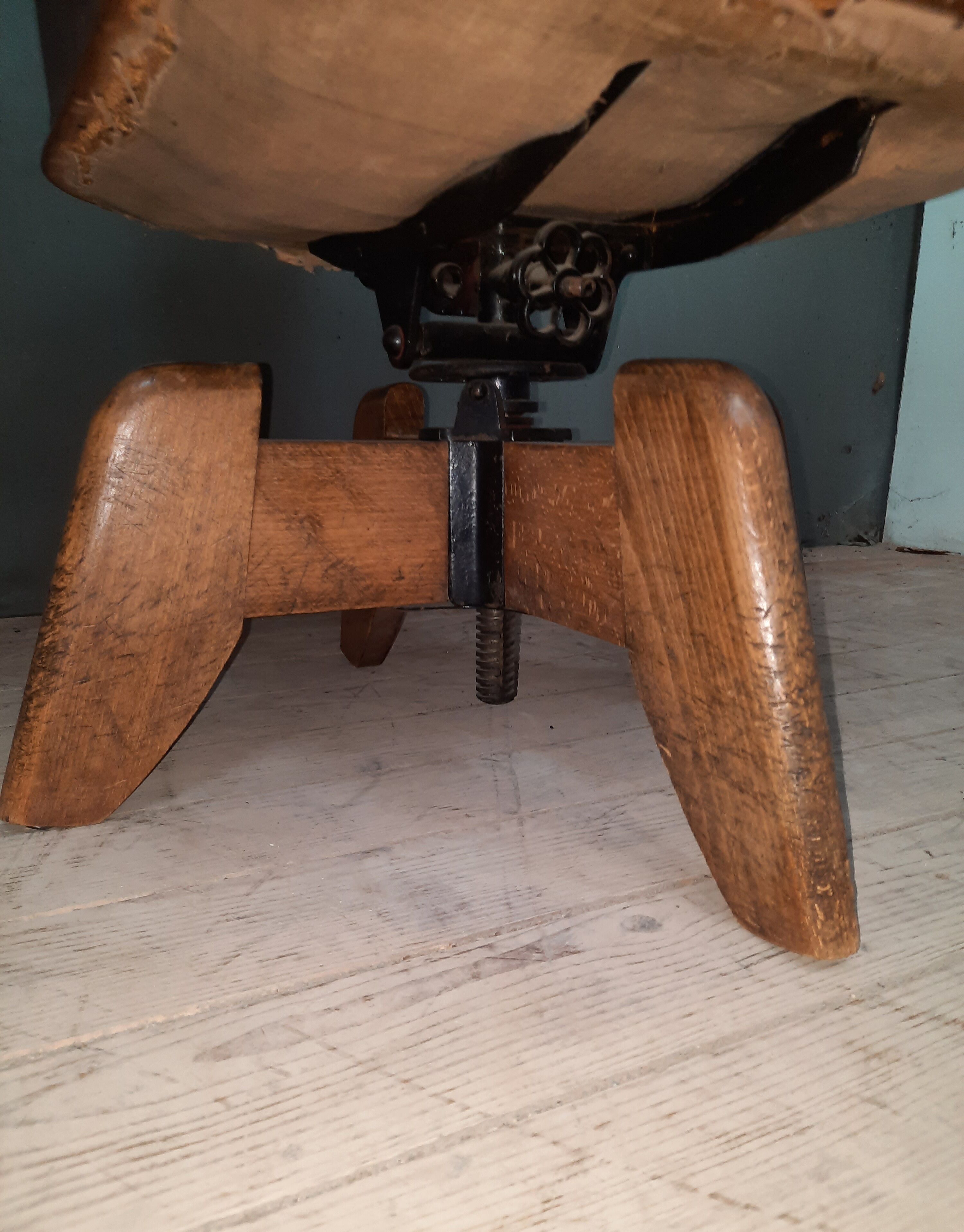 Vintage rotating burreau armchair
