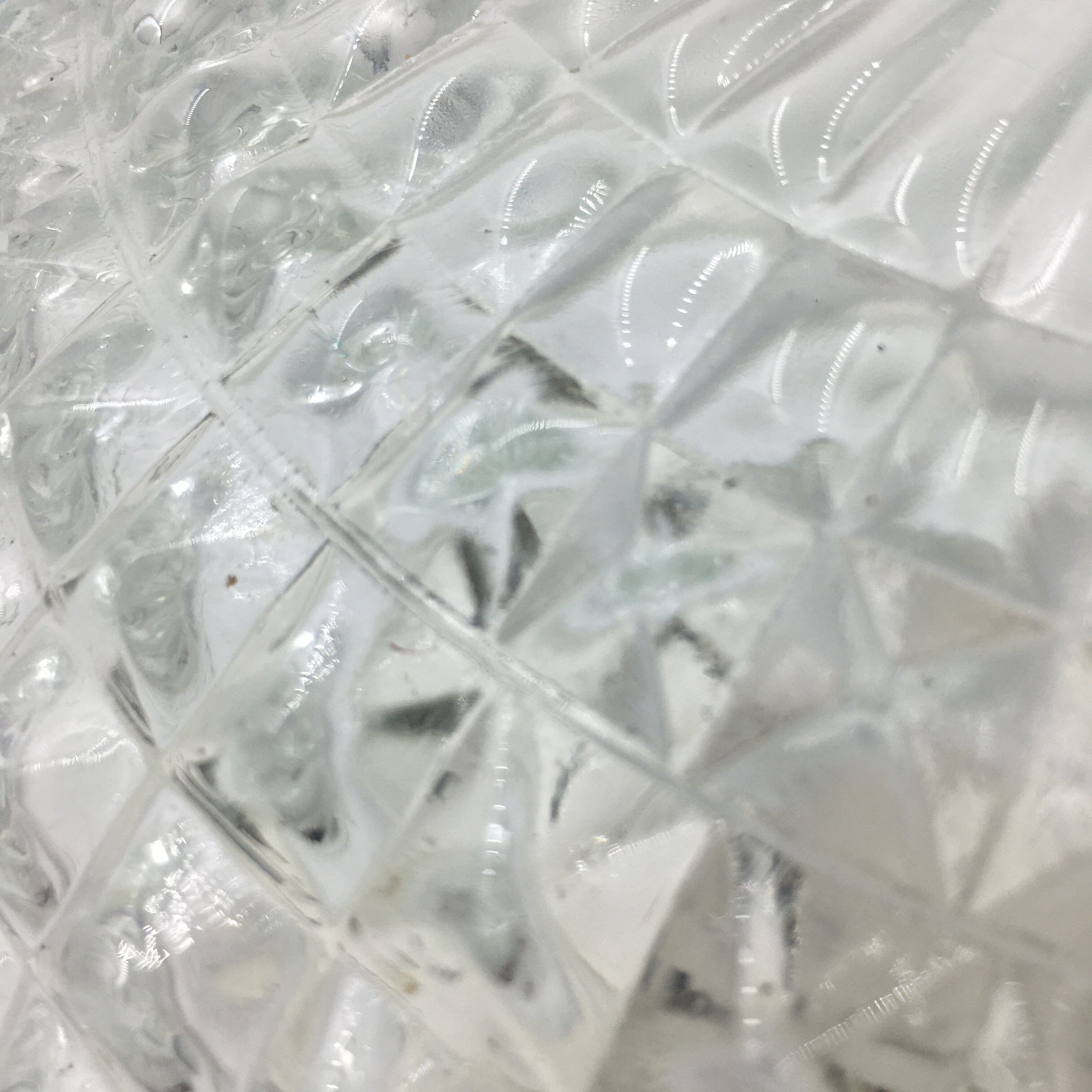 Ceiling lamp in molded glass in relief